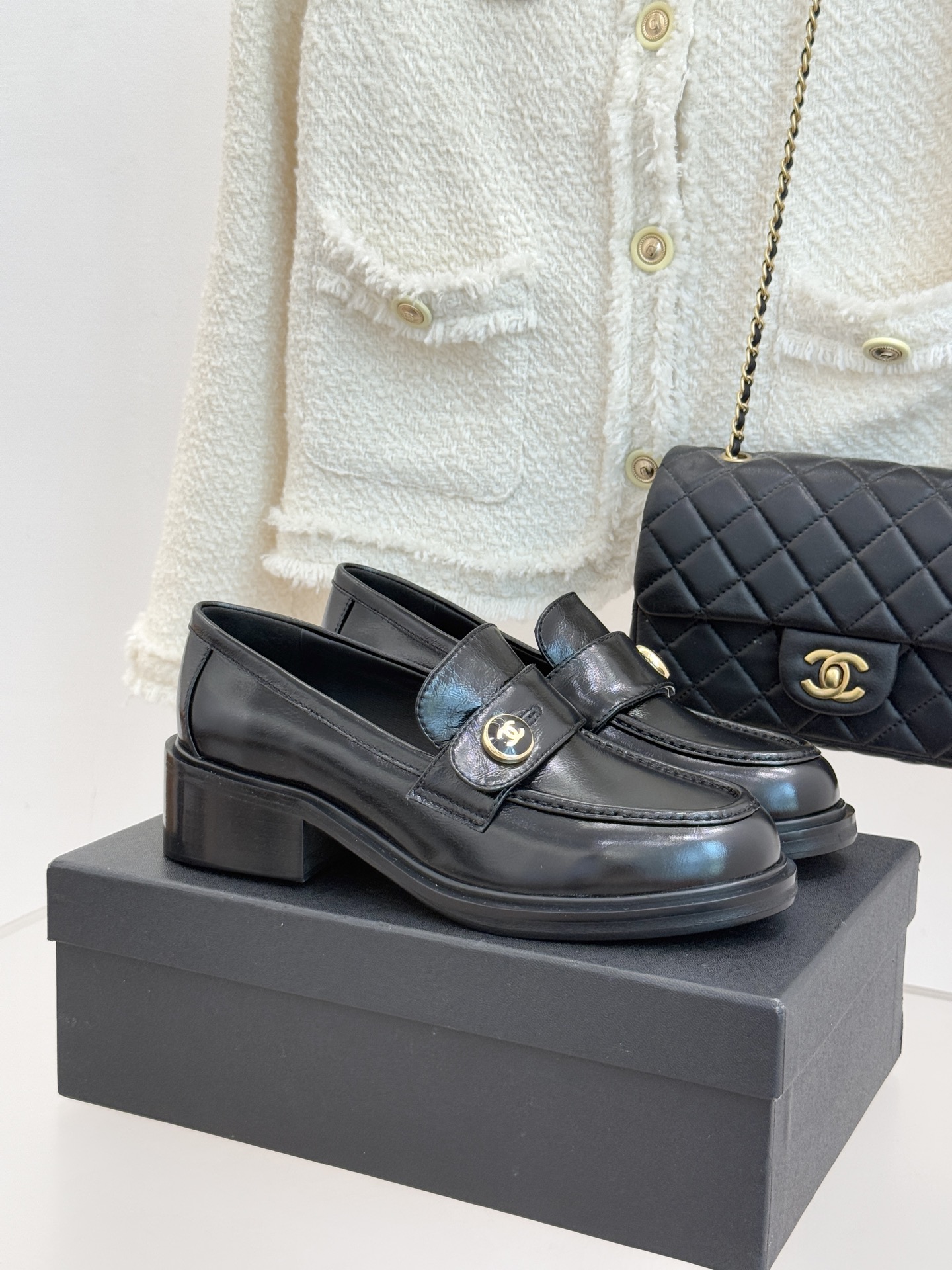 NO:564097,CHANE*｜Xiaoxiang 25k new double C button loafers When the lazy gene of loafers meets the classic code, this pair of loafers has become a fashion annotation across scenes. The double C buttons on the upper are the soul. The brand is hidden in the details. It has its own elegant rhythm. It is never synonymous with a single style. Paired with jeans and a white shirt, it is a casual modern tone on the street. Paired with a suit skirt, it becomes a smart and elegant commuter. Pair with a pleated skirt and stockings.  It’s a college style that brings its own high-end filter to every outfit. Become a fashionable woman who is careless but has her own aura. The fabric is made of original customized calfskin, the inner feet are all silk sheepskin, and the genuine leather outsole imported from Italy   size35-39 (customized 40/41), loafers,chanel,loafers,skirts,jeans,shirts,business suit,cowhide,sheepskin,Leather soles19860909CHANE*｜小香25k新品双C纽扣乐福鞋 当乐福鞋的慵懒基因遇上经典密码 这双乐福鞋便成了跨越场景的时尚注解. 鞋面上的双C纽扣是灵魂所在 将品牌底蕴藏于细节 自带优雅韵律 它从不是单一风格的代名词 搭配牛仔裤与白衬衫 是街头随性的摩登腔调 配西装套裙 化身通勤场的干练优雅 搭百褶裙与长袜 就是学院风 让每一种穿搭都自带高级滤镜. 做漫不经心却自带气场的时髦女子. 面料采用原版定制小牛皮 内里垫脚均为丝绸羊皮 意大利进口真皮大底 size35-39（40/41定制）,乐福鞋,chanel,loafers,skirts,jeans,shirts,business suit,cowhide,sheepskin,Leather soles,Women's Shoes