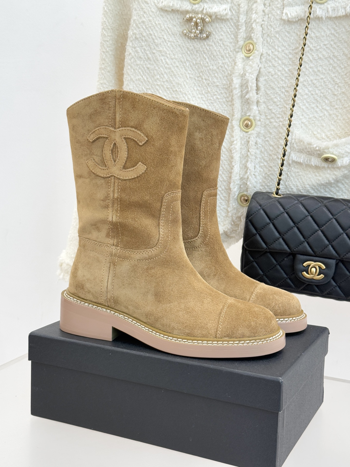 CHANE* ｜小香经典大双C粗跟短靴这双短靴绝对是时尚圈的重磅炸弹💥 经典的双C标志大胆拼接宣告着它的