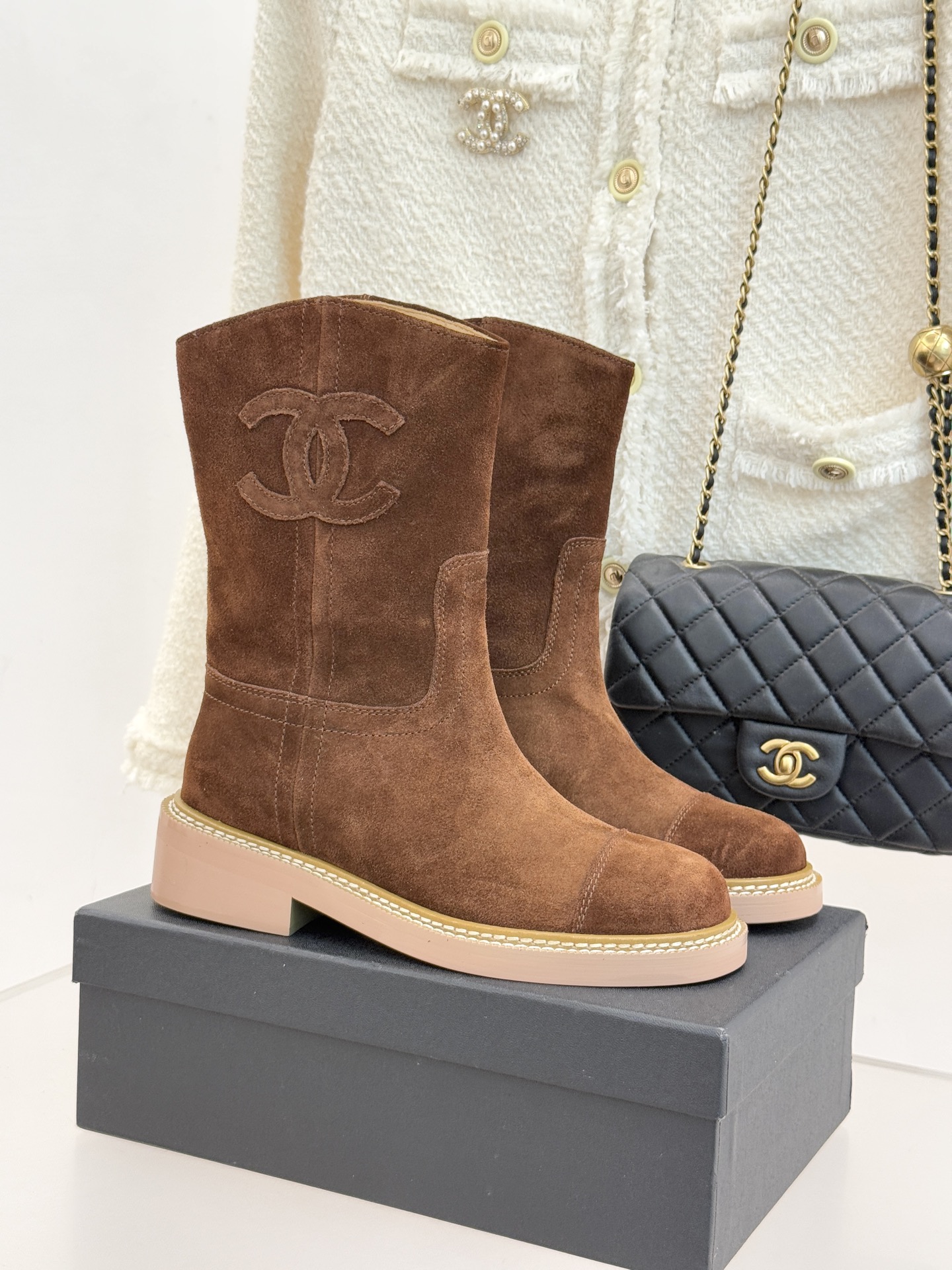 CHANE* ｜小香经典大双C粗跟短靴这双短靴绝对是时尚圈的重磅炸弹💥 经典的双C标志大胆拼接宣告着它的