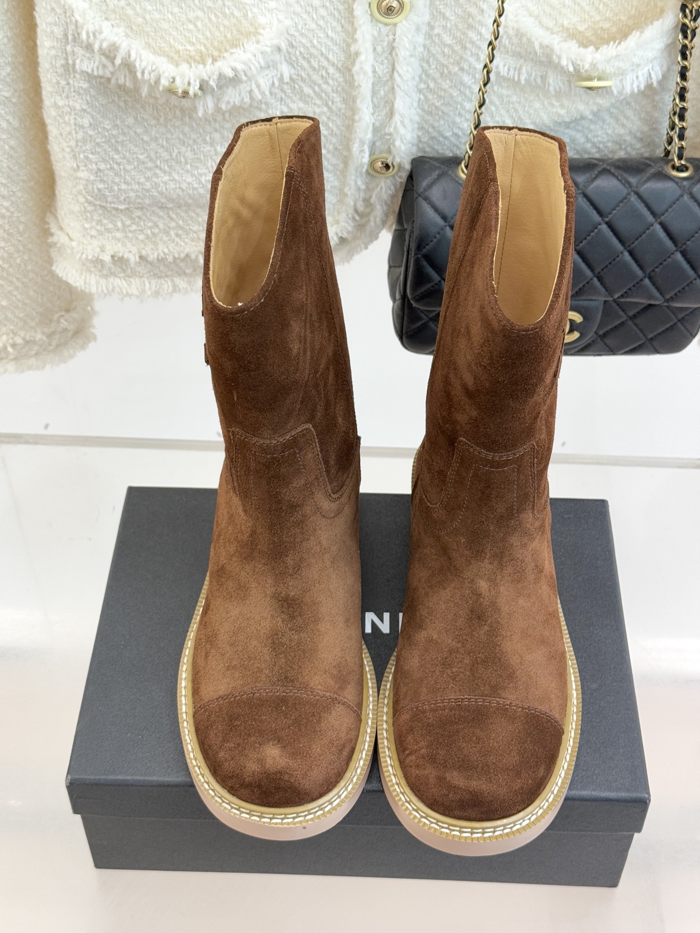 CHANE* ｜小香经典大双C粗跟短靴这双短靴绝对是时尚圈的重磅炸弹💥 经典的双C标志大胆拼接宣告着它的