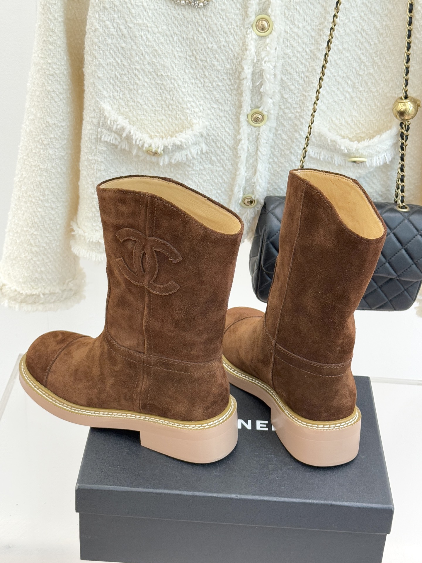 CHANE* ｜小香经典大双C粗跟短靴这双短靴绝对是时尚圈的重磅炸弹💥 经典的双C标志大胆拼接宣告着它的