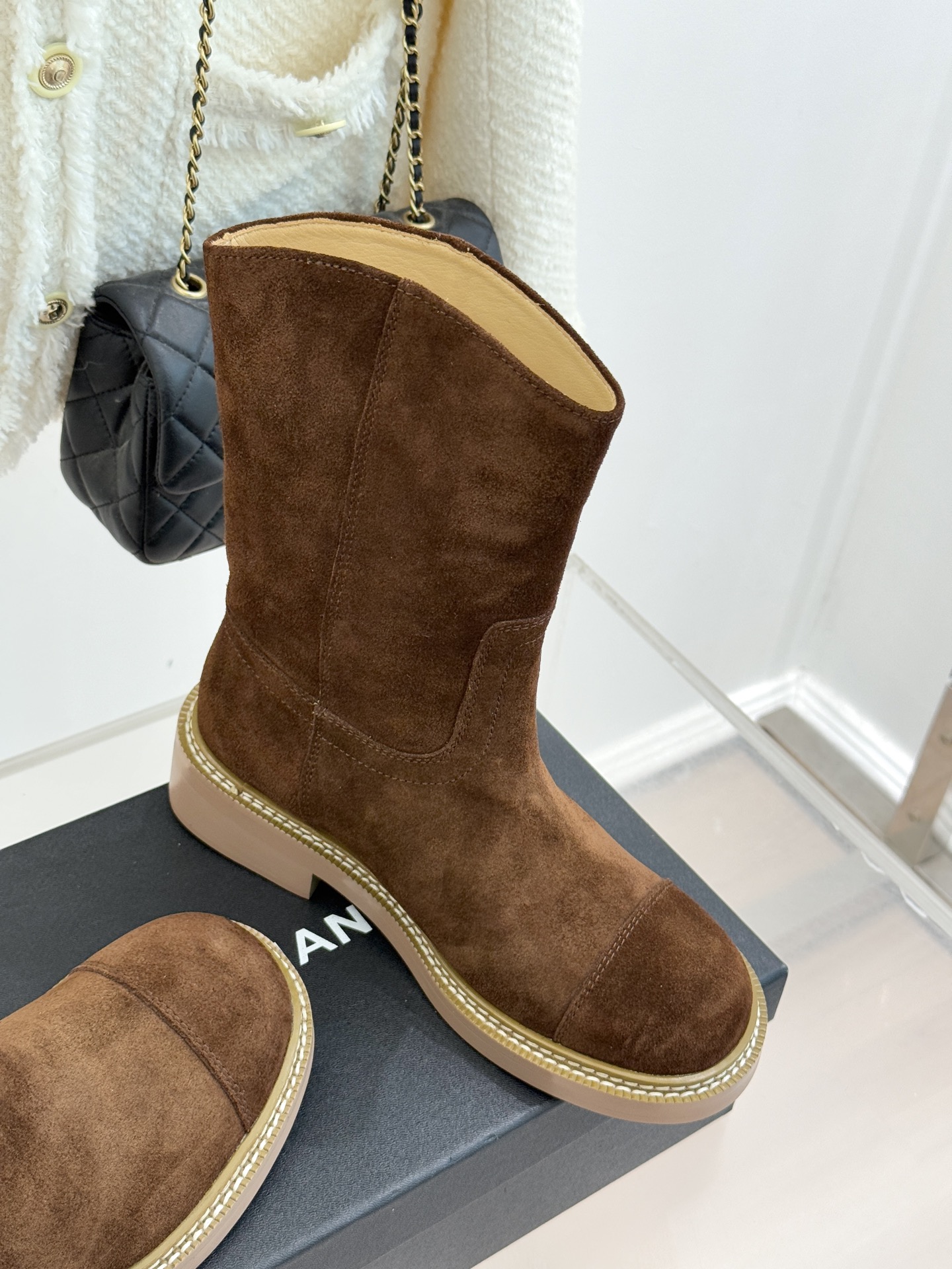 CHANE* ｜小香经典大双C粗跟短靴这双短靴绝对是时尚圈的重磅炸弹💥 经典的双C标志大胆拼接宣告着它的