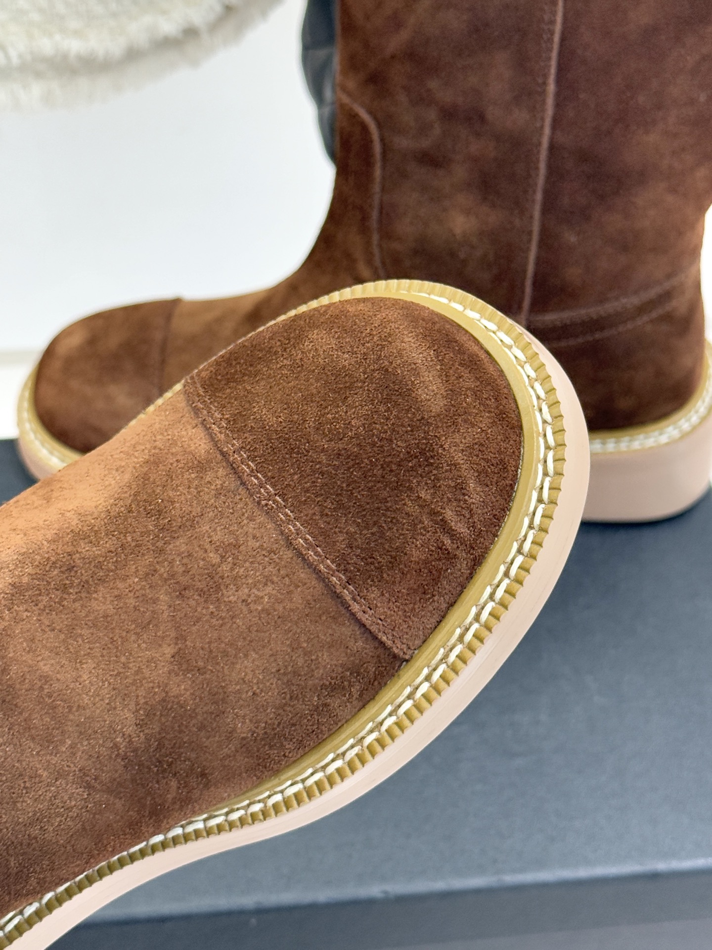 CHANE* ｜小香经典大双C粗跟短靴这双短靴绝对是时尚圈的重磅炸弹💥 经典的双C标志大胆拼接宣告着它的