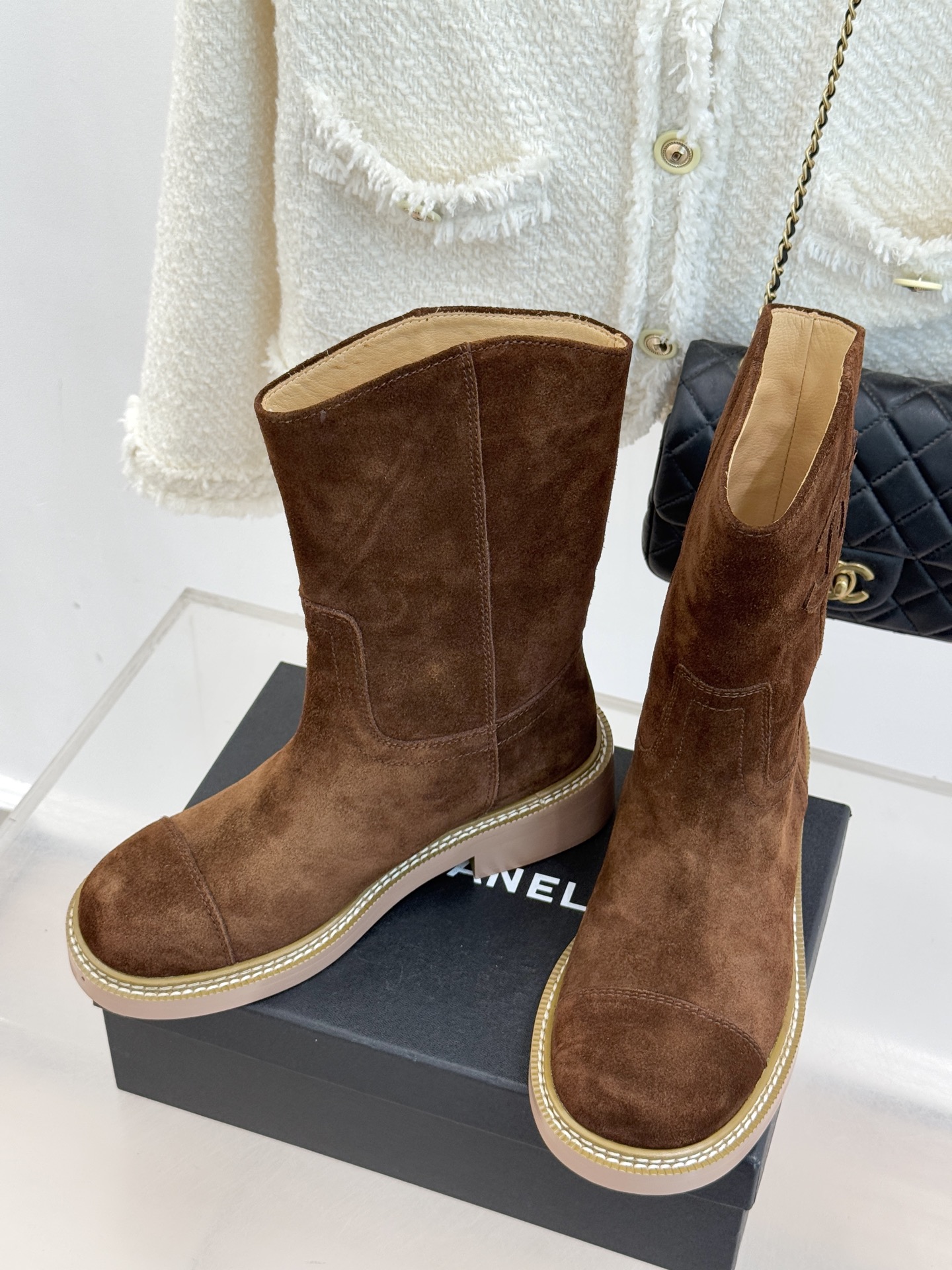 CHANE* ｜小香经典大双C粗跟短靴这双短靴绝对是时尚圈的重磅炸弹💥 经典的双C标志大胆拼接宣告着它的