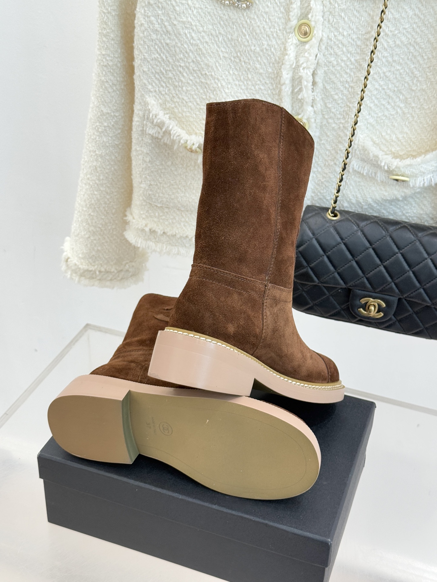 CHANE* ｜小香经典大双C粗跟短靴这双短靴绝对是时尚圈的重磅炸弹💥 经典的双C标志大胆拼接宣告着它的