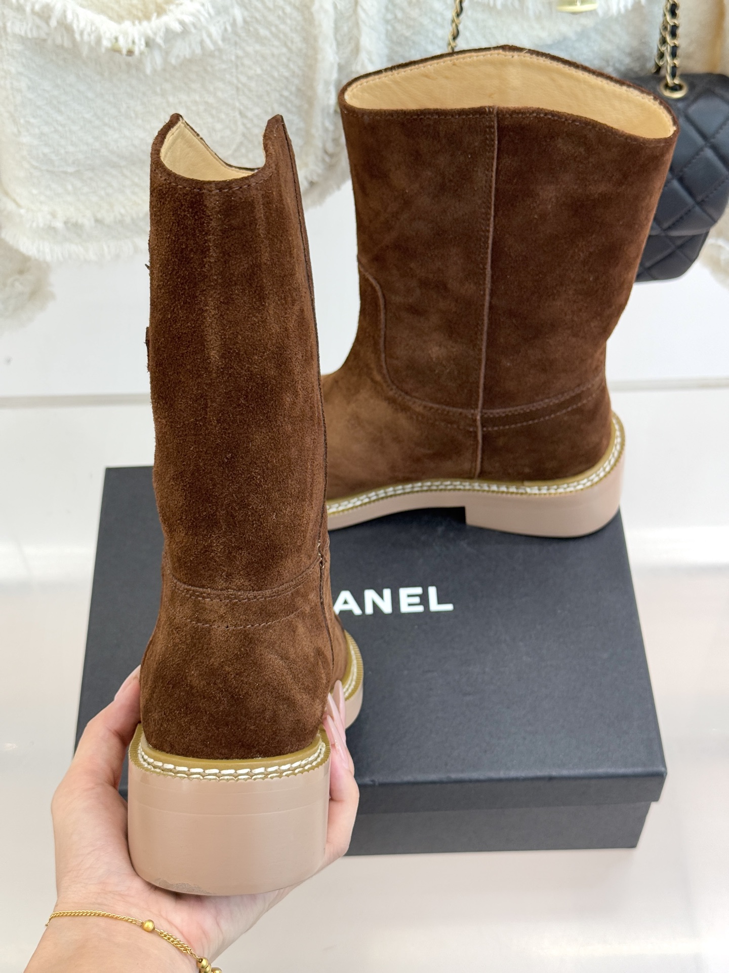 CHANE* ｜小香经典大双C粗跟短靴这双短靴绝对是时尚圈的重磅炸弹💥 经典的双C标志大胆拼接宣告着它的