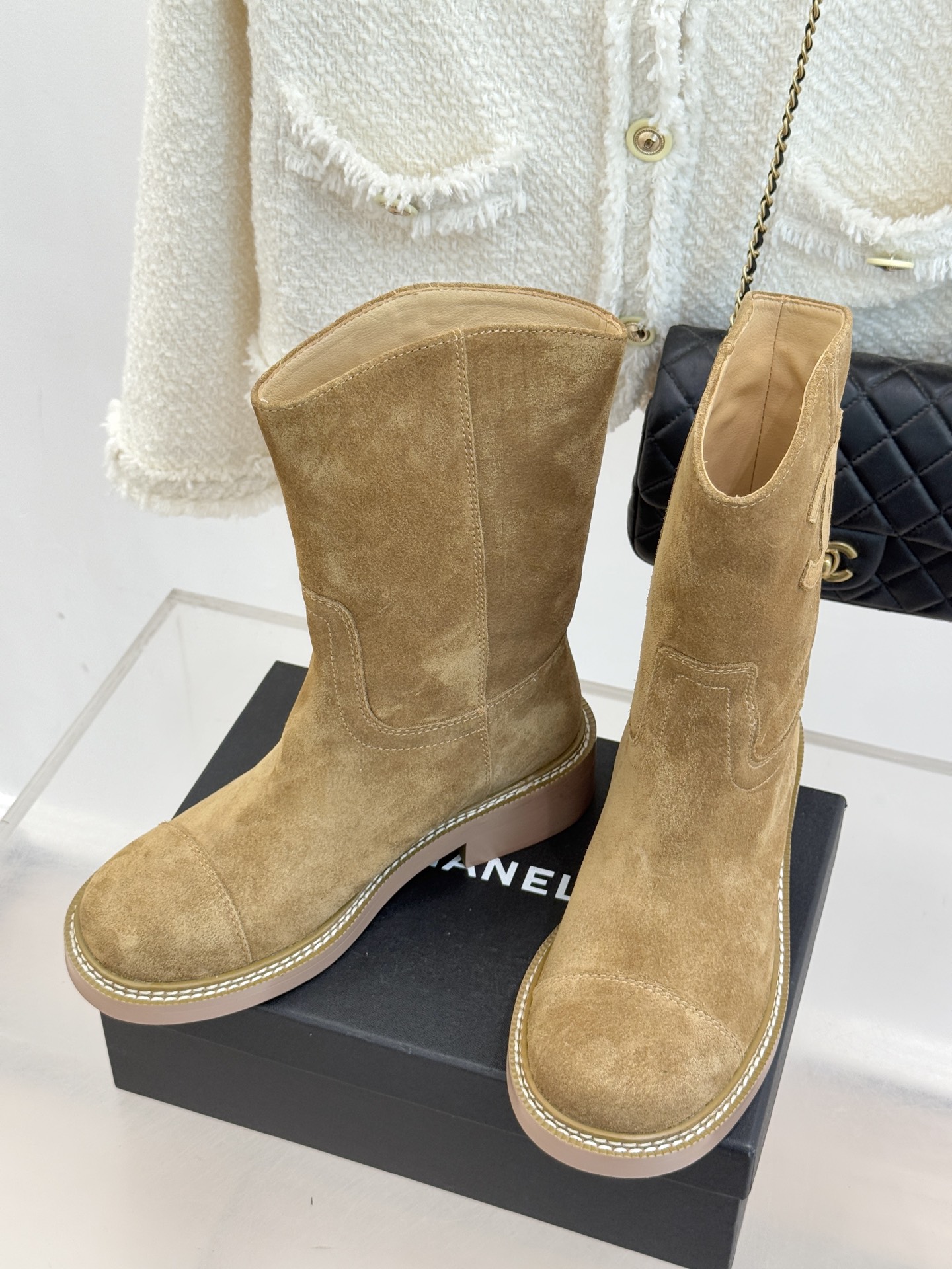 CHANE* ｜小香经典大双C粗跟短靴这双短靴绝对是时尚圈的重磅炸弹💥 经典的双C标志大胆拼接宣告着它的