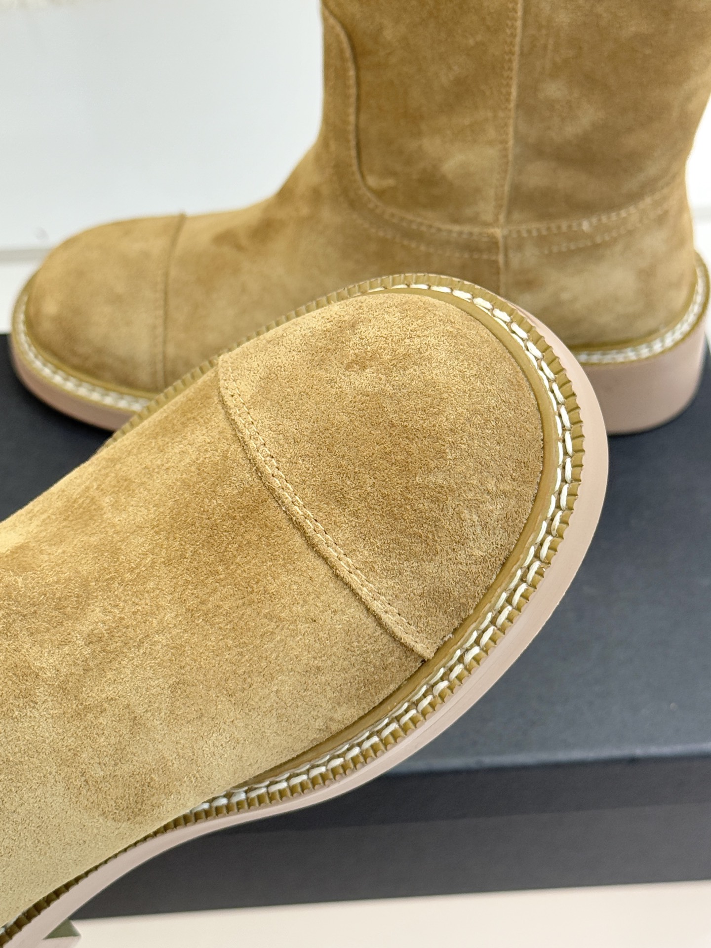 CHANE* ｜小香经典大双C粗跟短靴这双短靴绝对是时尚圈的重磅炸弹💥 经典的双C标志大胆拼接宣告着它的