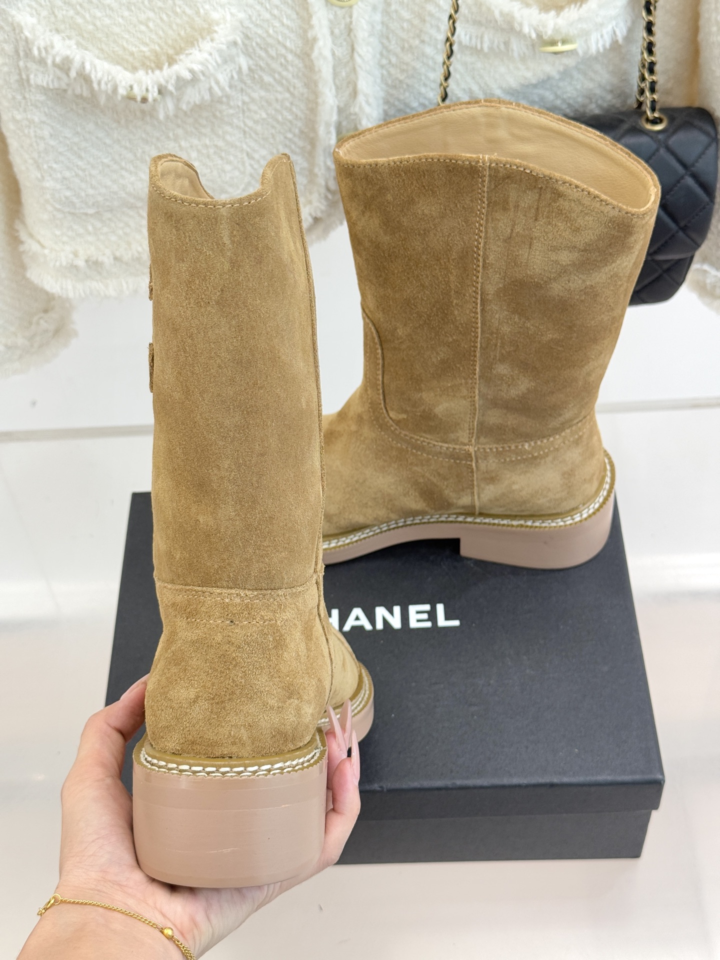 CHANE* ｜小香经典大双C粗跟短靴这双短靴绝对是时尚圈的重磅炸弹💥 经典的双C标志大胆拼接宣告着它的