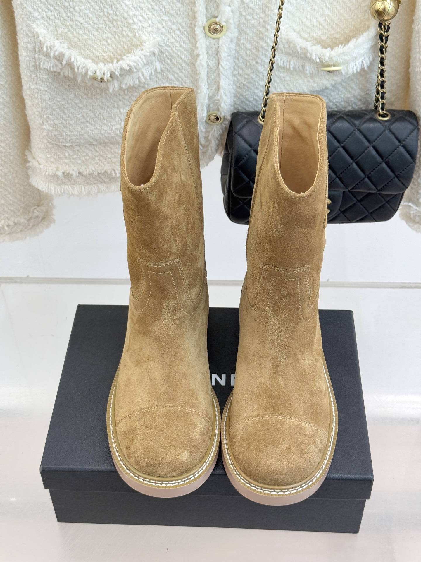 CHANE* ｜小香经典大双C粗跟短靴这双短靴绝对是时尚圈的重磅炸弹💥 经典的双C标志大胆拼接宣告着它的