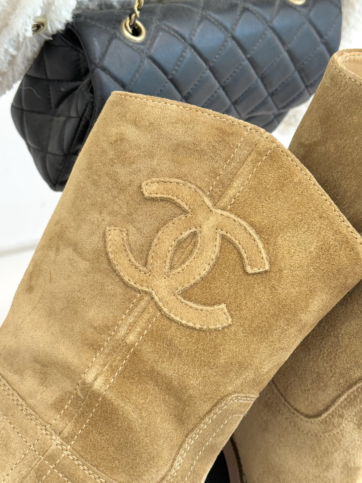 CHANE* ｜小香经典大双C粗跟短靴这双短靴绝对是时尚圈的重磅炸弹💥 经典的双C标志大胆拼接宣告着它的