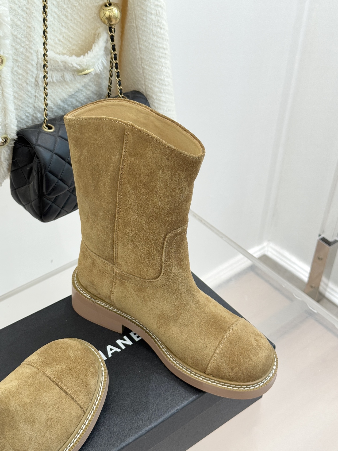 CHANE* ｜小香经典大双C粗跟短靴这双短靴绝对是时尚圈的重磅炸弹💥 经典的双C标志大胆拼接宣告着它的