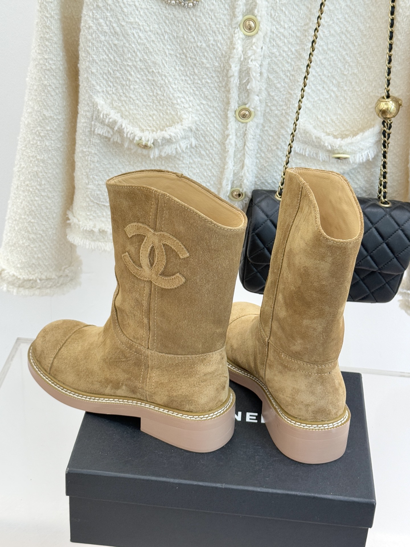 CHANE* ｜小香经典大双C粗跟短靴这双短靴绝对是时尚圈的重磅炸弹💥 经典的双C标志大胆拼接宣告着它的