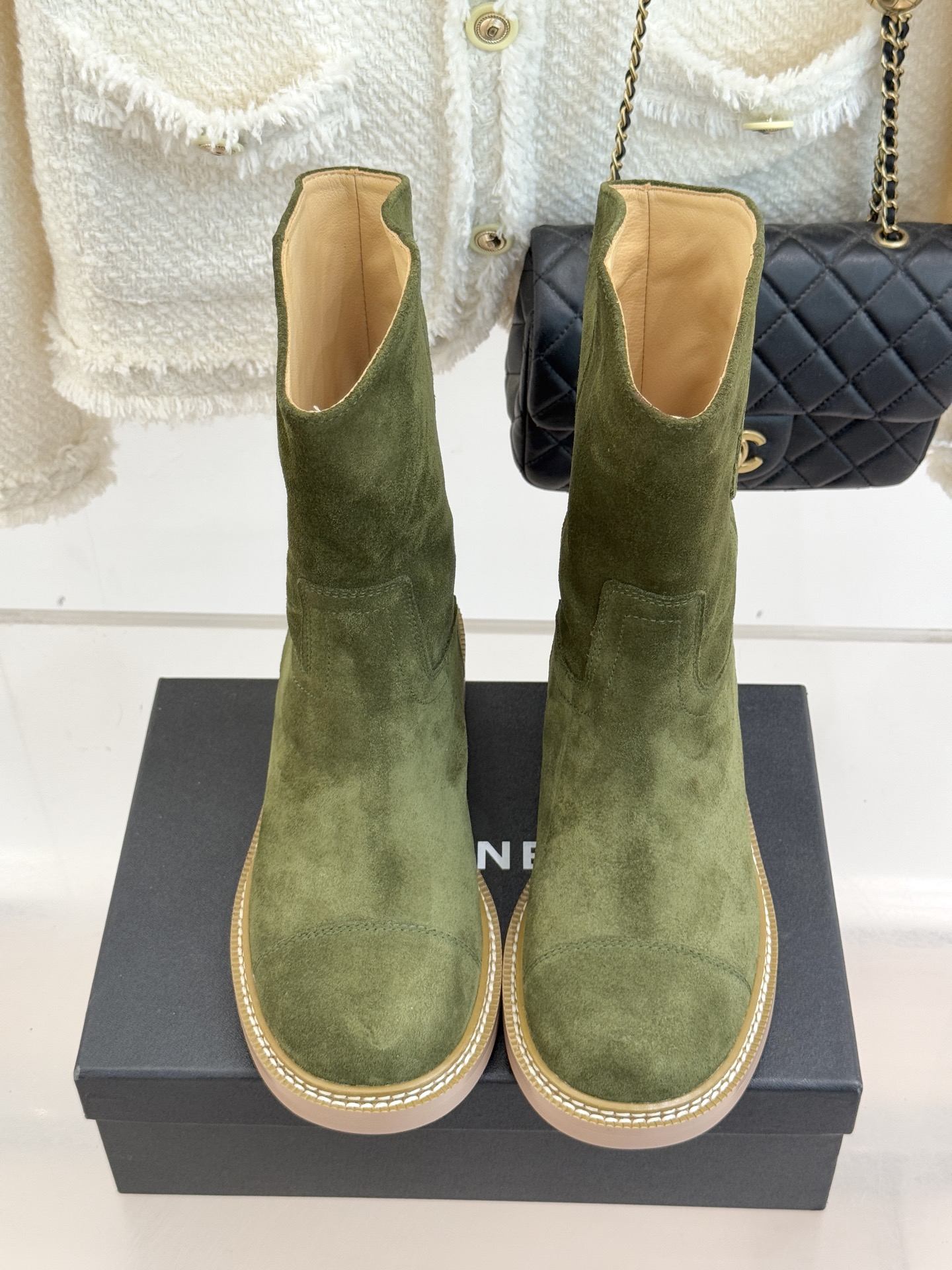 CHANE* ｜小香经典大双C粗跟短靴这双短靴绝对是时尚圈的重磅炸弹💥 经典的双C标志大胆拼接宣告着它的