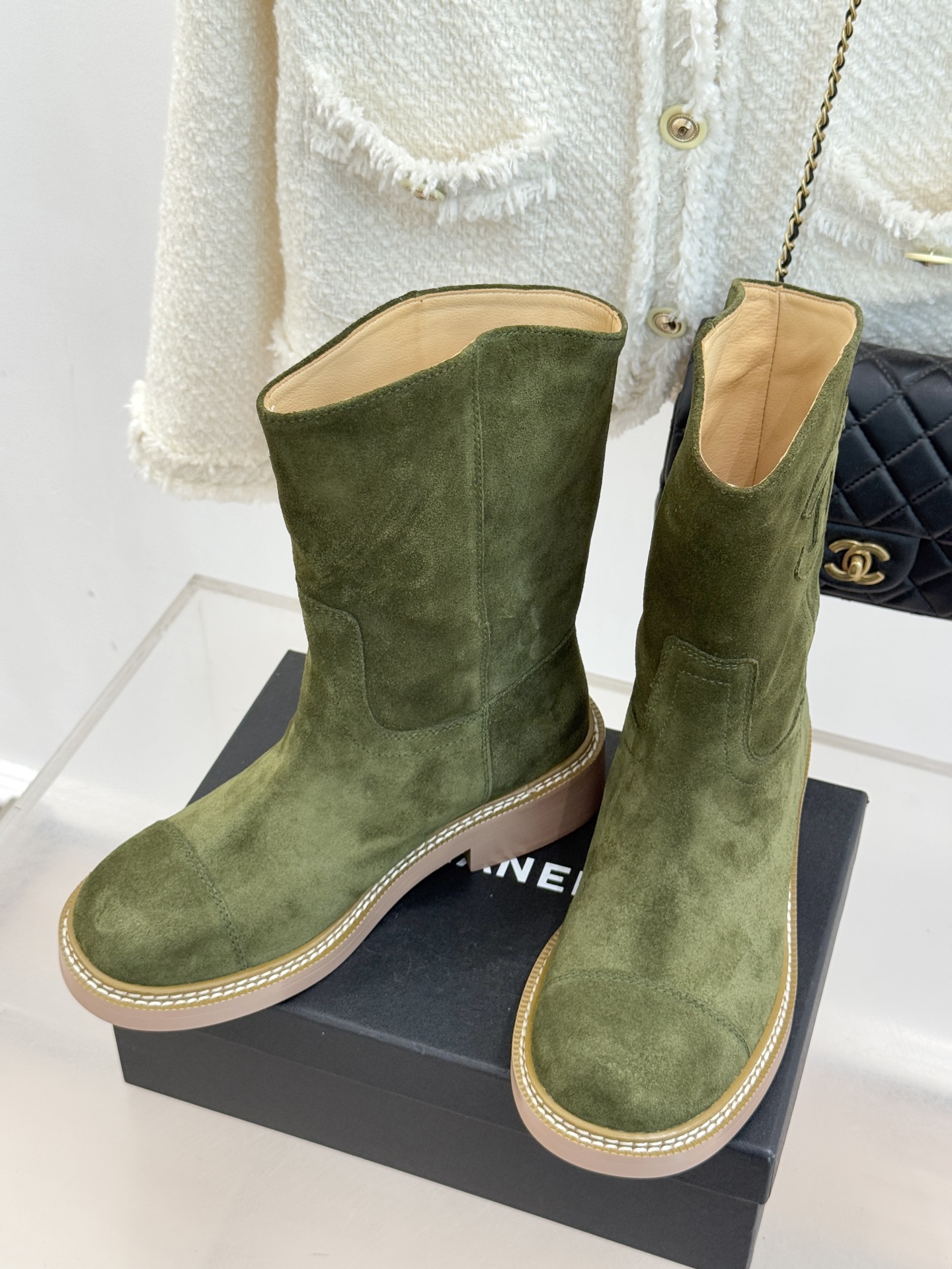 CHANE* ｜小香经典大双C粗跟短靴这双短靴绝对是时尚圈的重磅炸弹💥 经典的双C标志大胆拼接宣告着它的