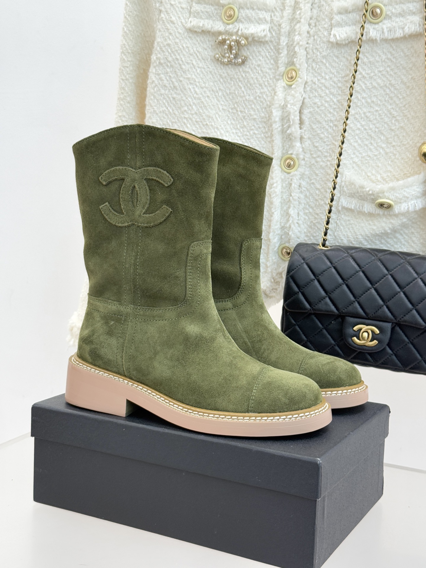 CHANE* ｜小香经典大双C粗跟短靴这双短靴绝对是时尚圈的重磅炸弹💥 经典的双C标志大胆拼接宣告着它的