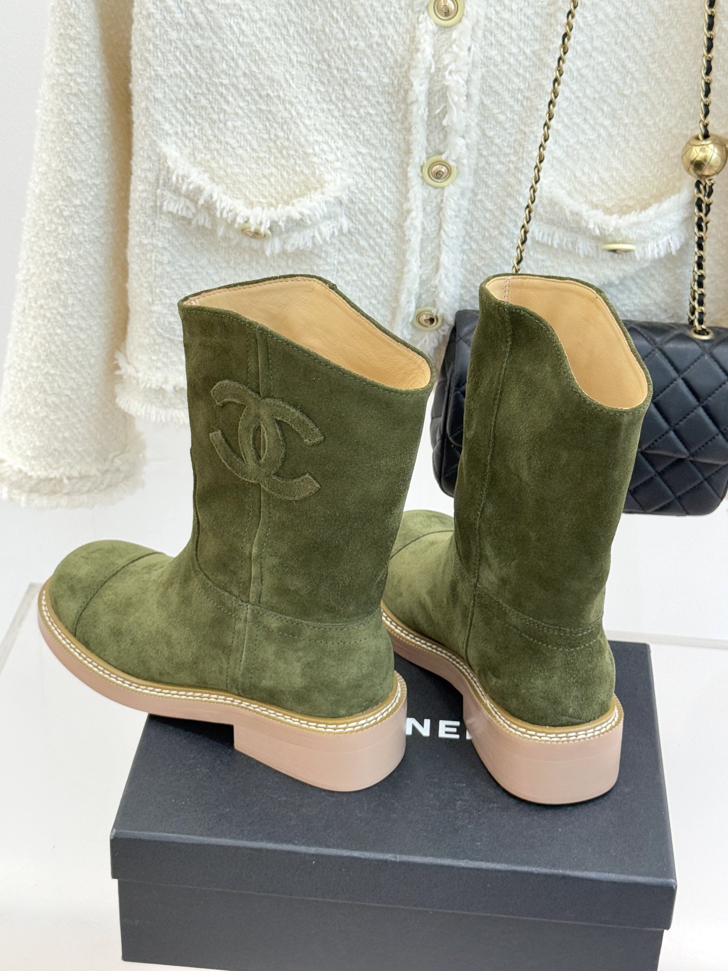 CHANE* ｜小香经典大双C粗跟短靴这双短靴绝对是时尚圈的重磅炸弹💥 经典的双C标志大胆拼接宣告着它的
