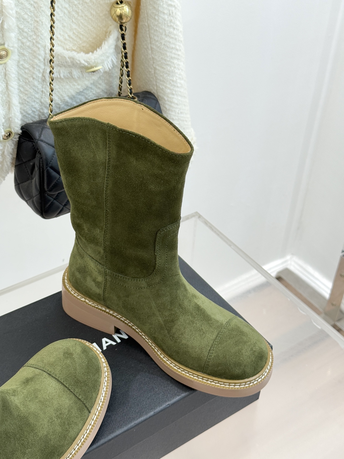 CHANE* ｜小香经典大双C粗跟短靴这双短靴绝对是时尚圈的重磅炸弹💥 经典的双C标志大胆拼接宣告着它的