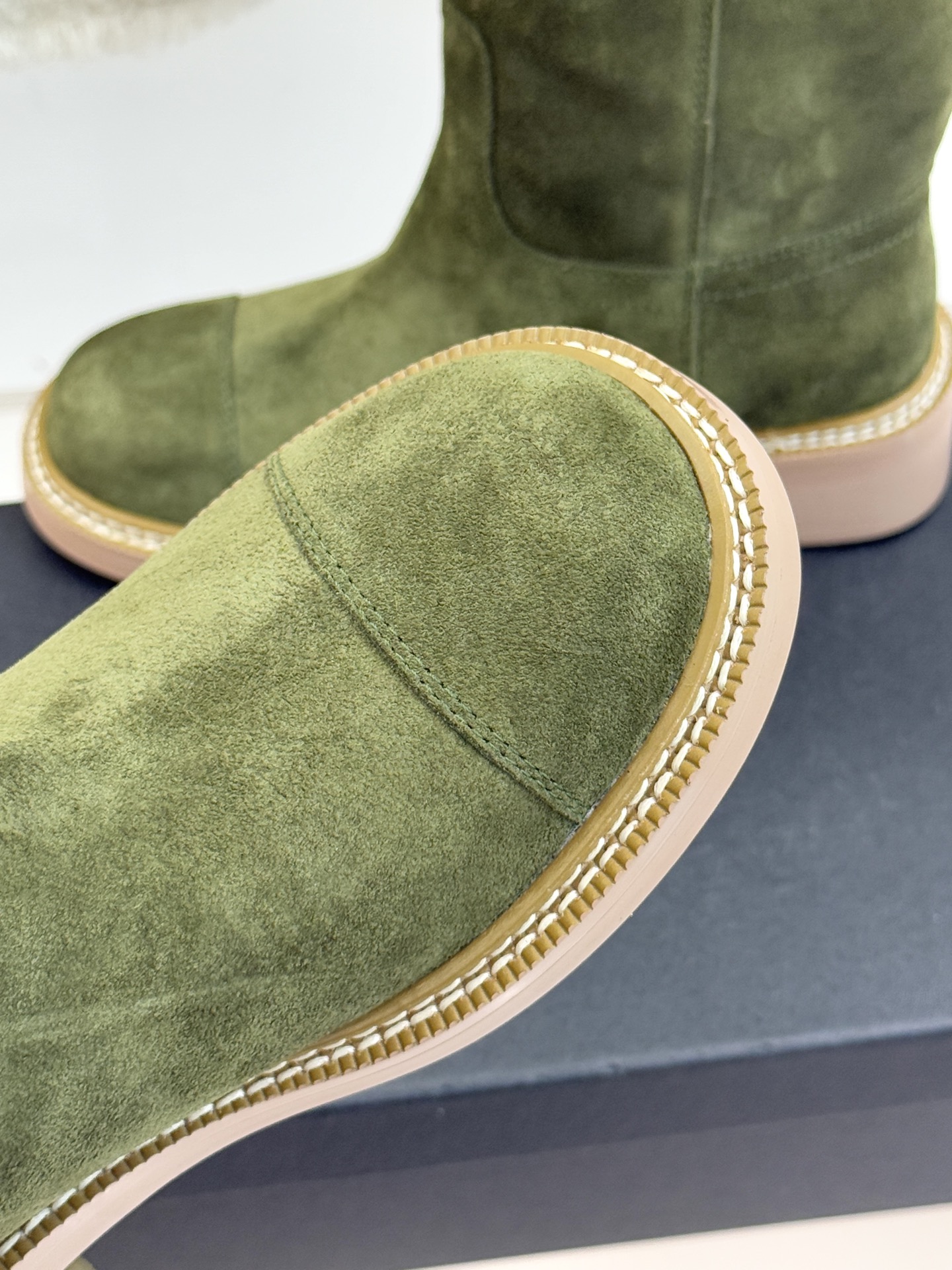 CHANE* ｜小香经典大双C粗跟短靴这双短靴绝对是时尚圈的重磅炸弹💥 经典的双C标志大胆拼接宣告着它的