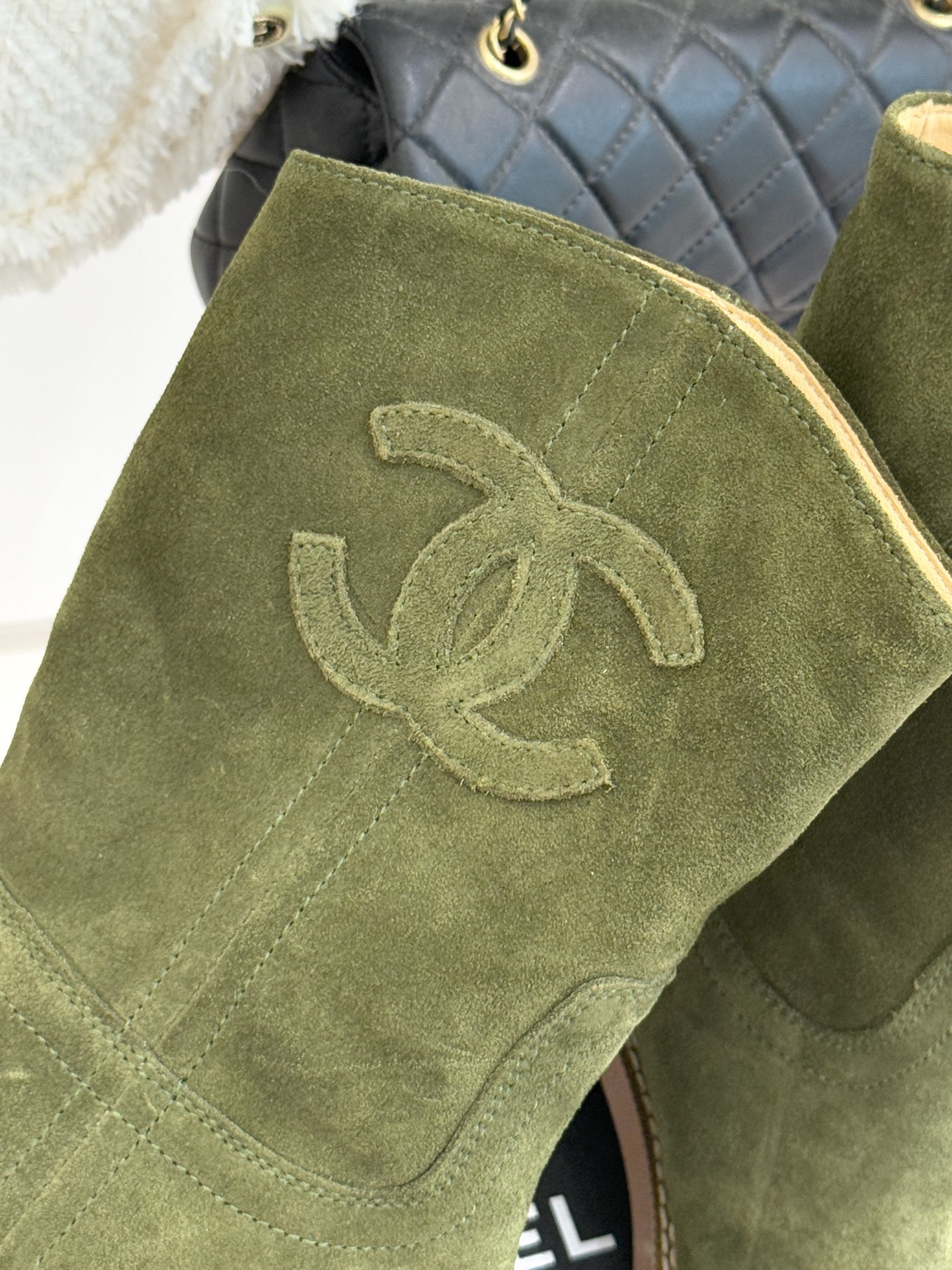 CHANE* ｜小香经典大双C粗跟短靴这双短靴绝对是时尚圈的重磅炸弹💥 经典的双C标志大胆拼接宣告着它的