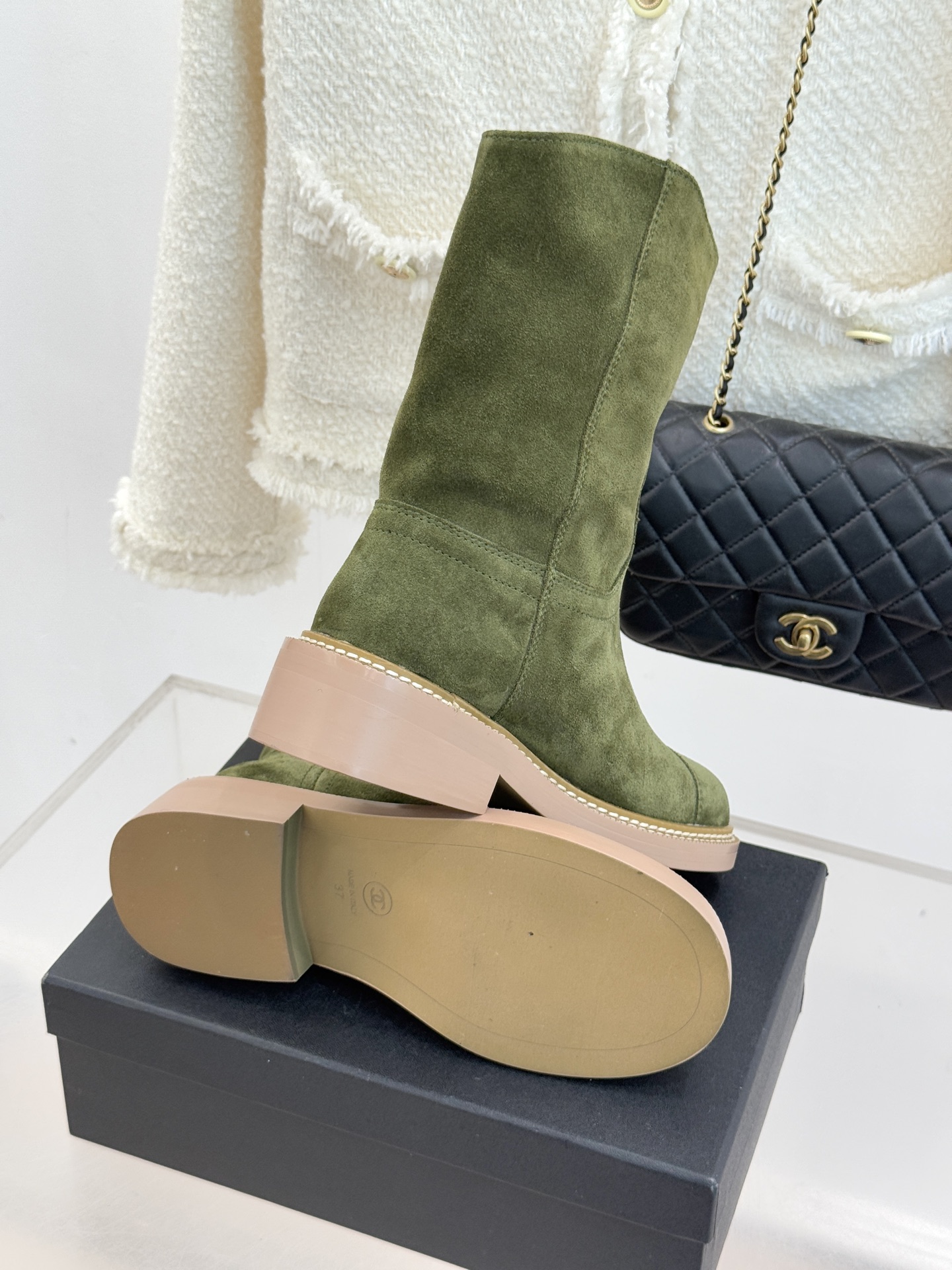 CHANE* ｜小香经典大双C粗跟短靴这双短靴绝对是时尚圈的重磅炸弹💥 经典的双C标志大胆拼接宣告着它的
