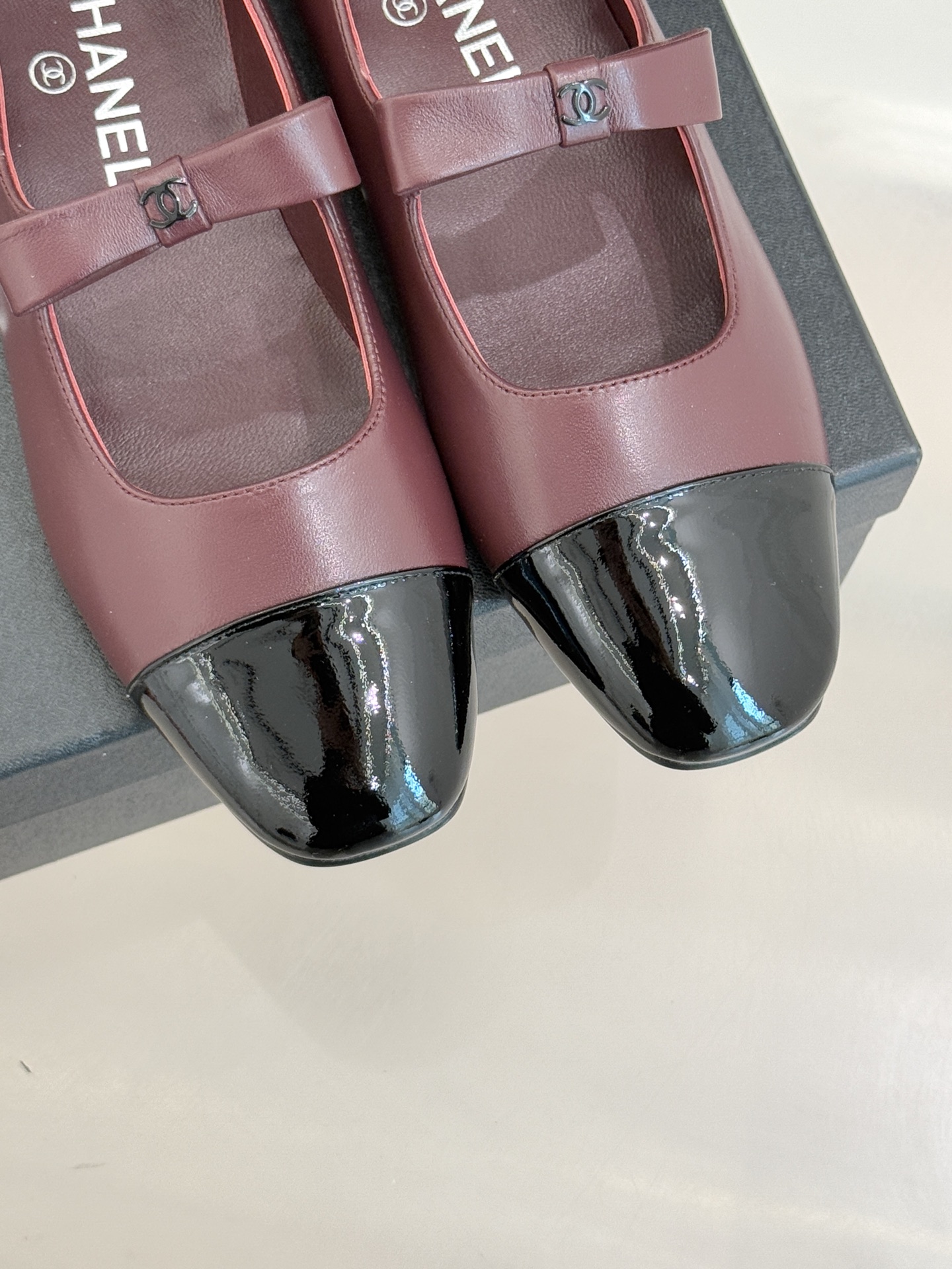 CHANE*｜小香25。新品双C蝴蝶结玛丽珍鞋是藏在鞋履里的优雅密码。标志性双C装饰与蝴蝶结拼色碰撞出灵