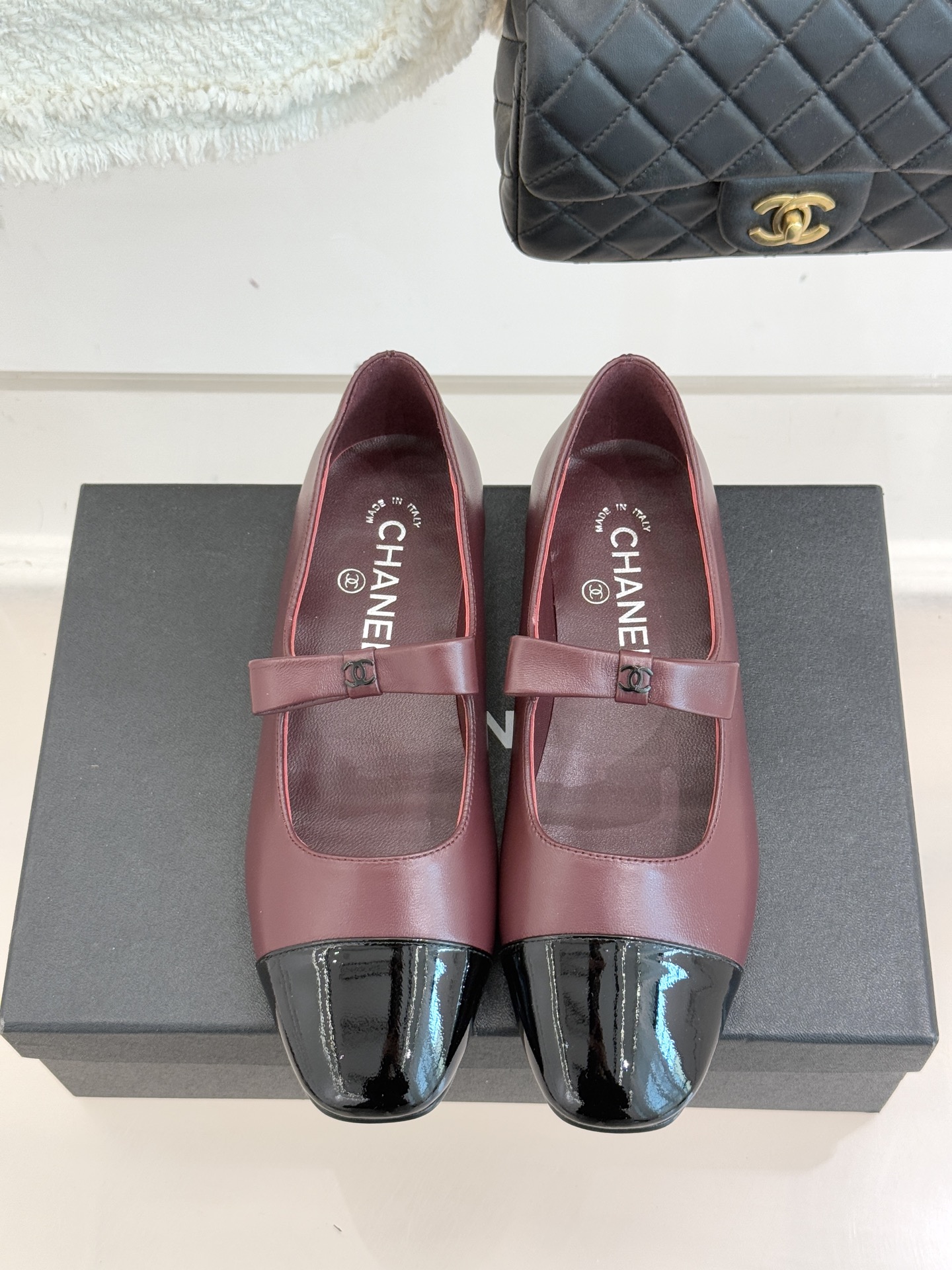 CHANE*｜小香25。新品双C蝴蝶结玛丽珍鞋是藏在鞋履里的优雅密码。标志性双C装饰与蝴蝶结拼色碰撞出灵