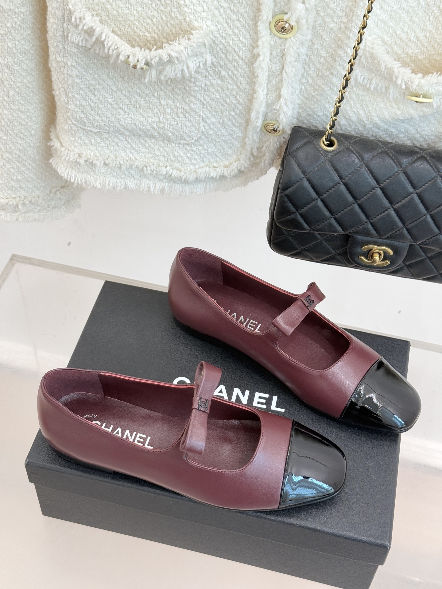 CHANE*｜小香25。新品双C蝴蝶结玛丽珍鞋是藏在鞋履里的优雅密码。标志性双C装饰与蝴蝶结拼色碰撞出灵