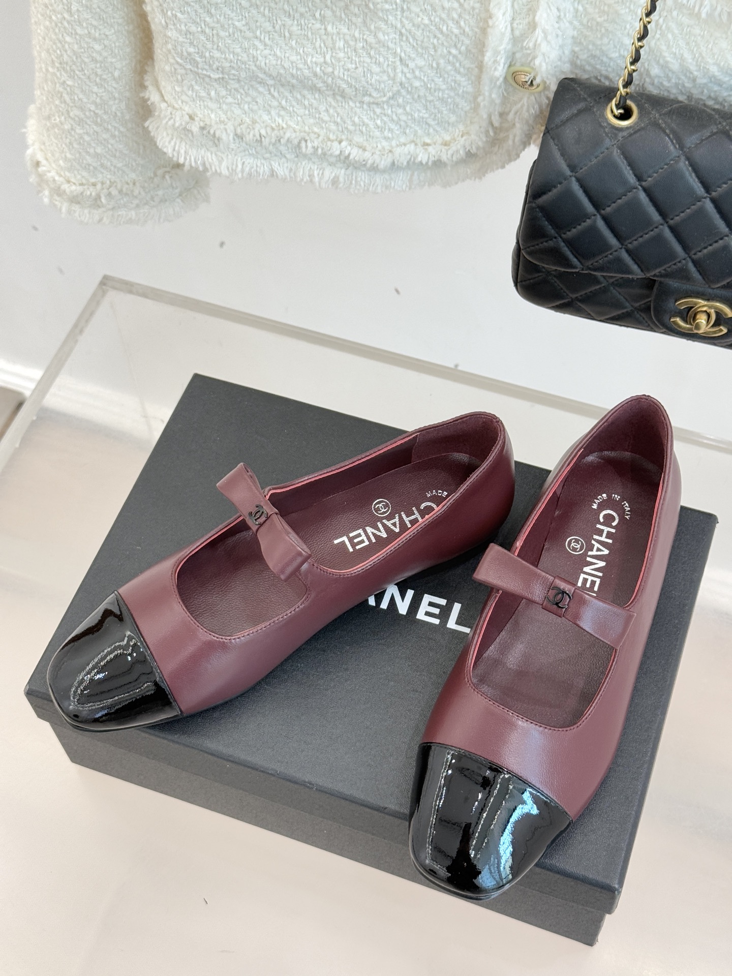 CHANE*｜小香25。新品双C蝴蝶结玛丽珍鞋是藏在鞋履里的优雅密码。标志性双C装饰与蝴蝶结拼色碰撞出灵