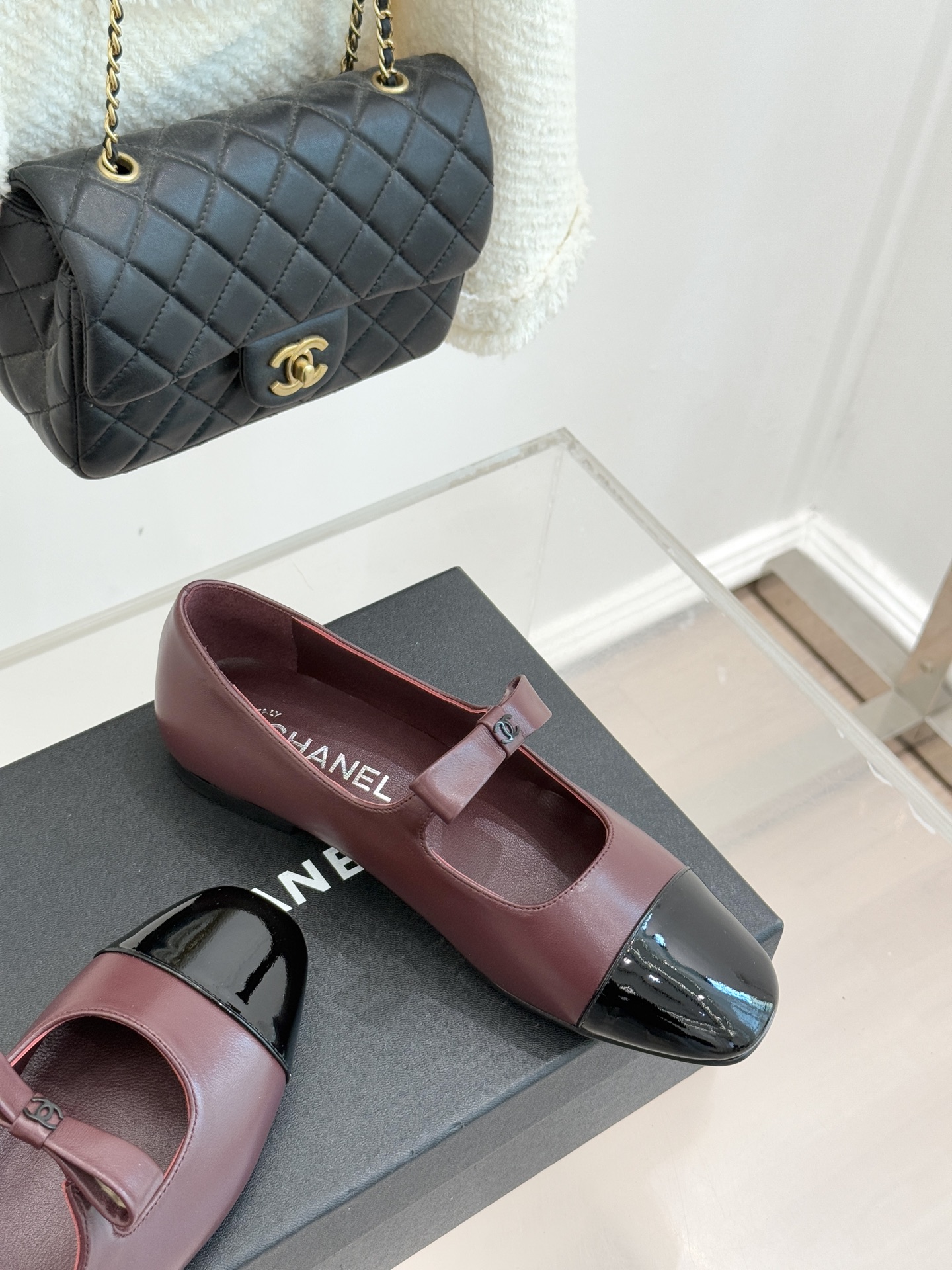 CHANE*｜小香25。新品双C蝴蝶结玛丽珍鞋是藏在鞋履里的优雅密码。标志性双C装饰与蝴蝶结拼色碰撞出灵