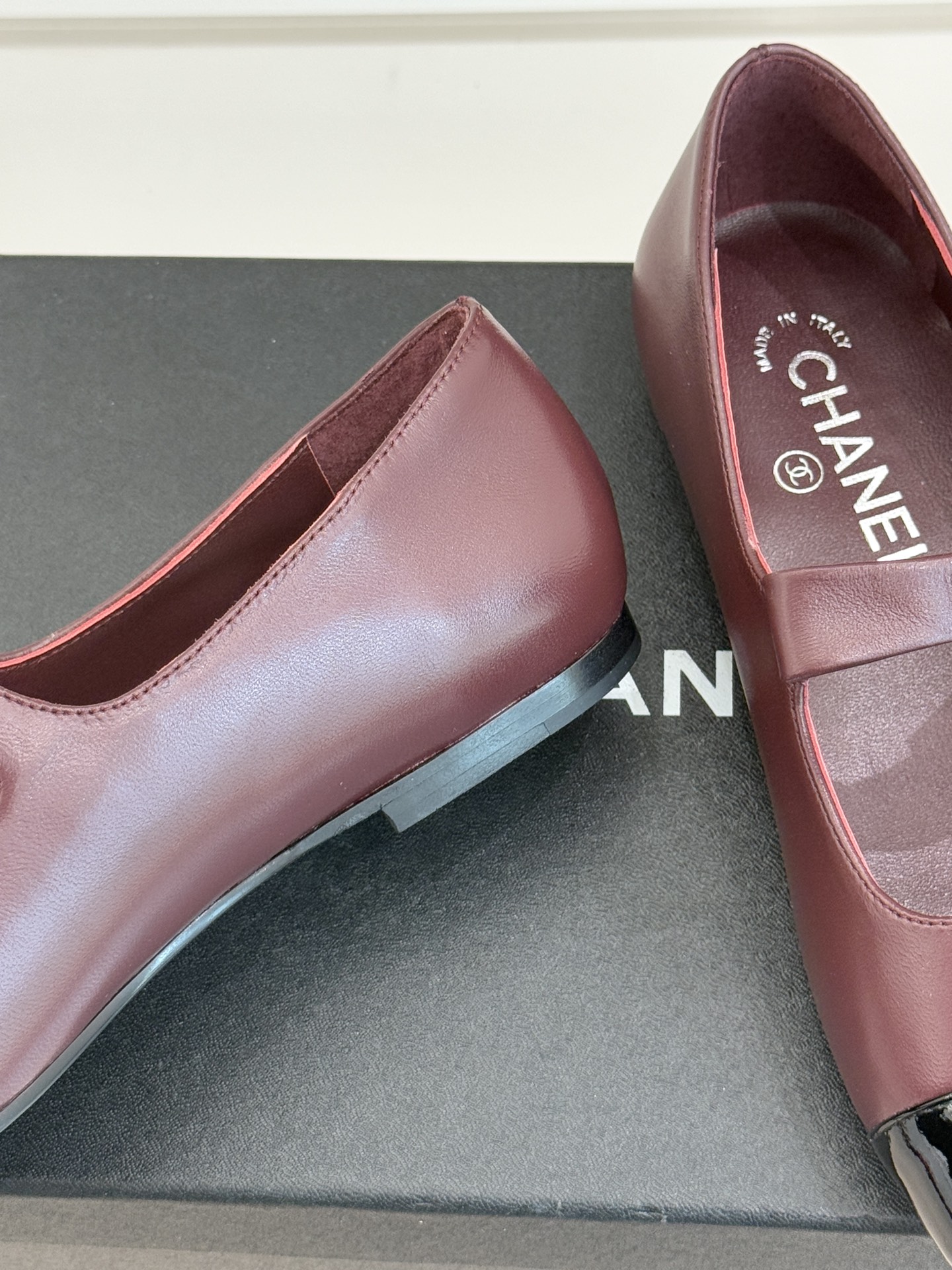 CHANE*｜小香25。新品双C蝴蝶结玛丽珍鞋是藏在鞋履里的优雅密码。标志性双C装饰与蝴蝶结拼色碰撞出灵