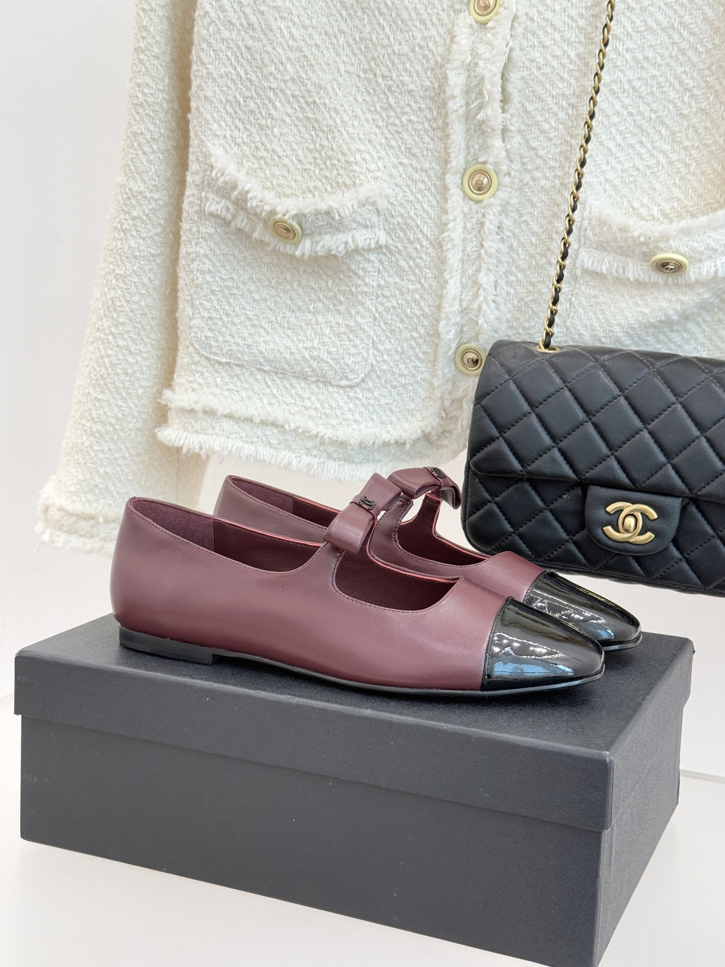 CHANE*｜小香25。新品双C蝴蝶结玛丽珍鞋是藏在鞋履里的优雅密码。标志性双C装饰与蝴蝶结拼色碰撞出灵