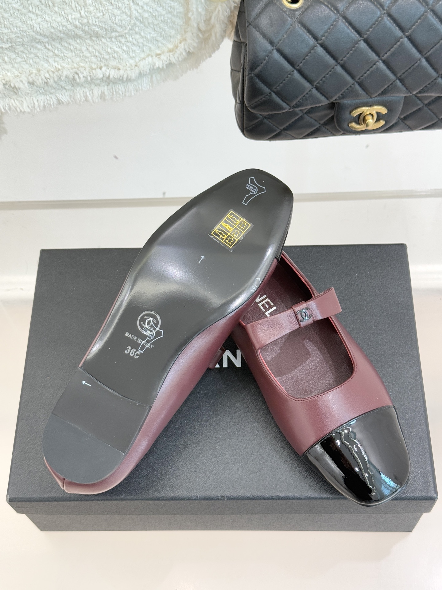 CHANE*｜小香25。新品双C蝴蝶结玛丽珍鞋是藏在鞋履里的优雅密码。标志性双C装饰与蝴蝶结拼色碰撞出灵