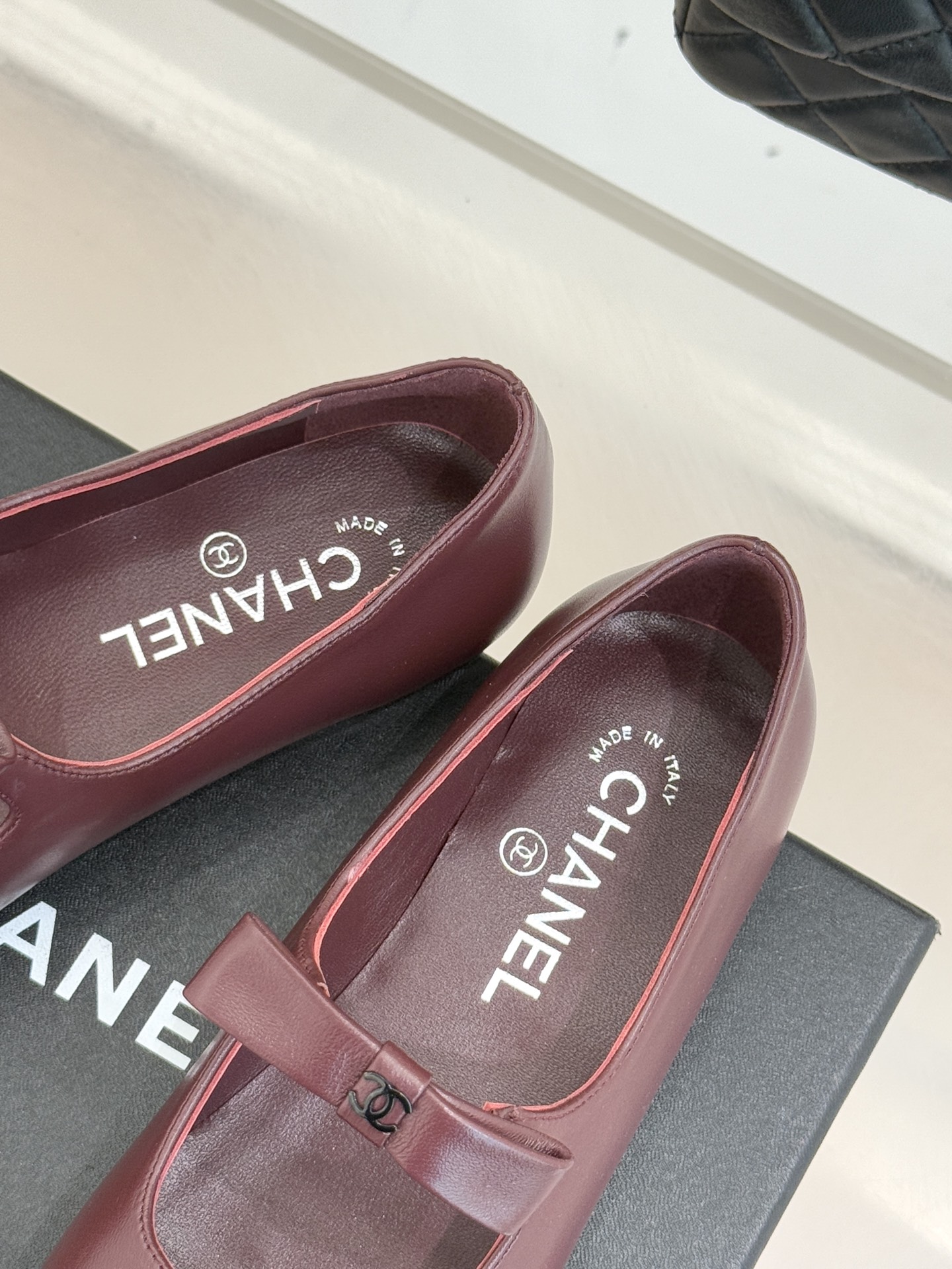 CHANE*｜小香25。新品双C蝴蝶结玛丽珍鞋是藏在鞋履里的优雅密码。标志性双C装饰与蝴蝶结拼色碰撞出灵