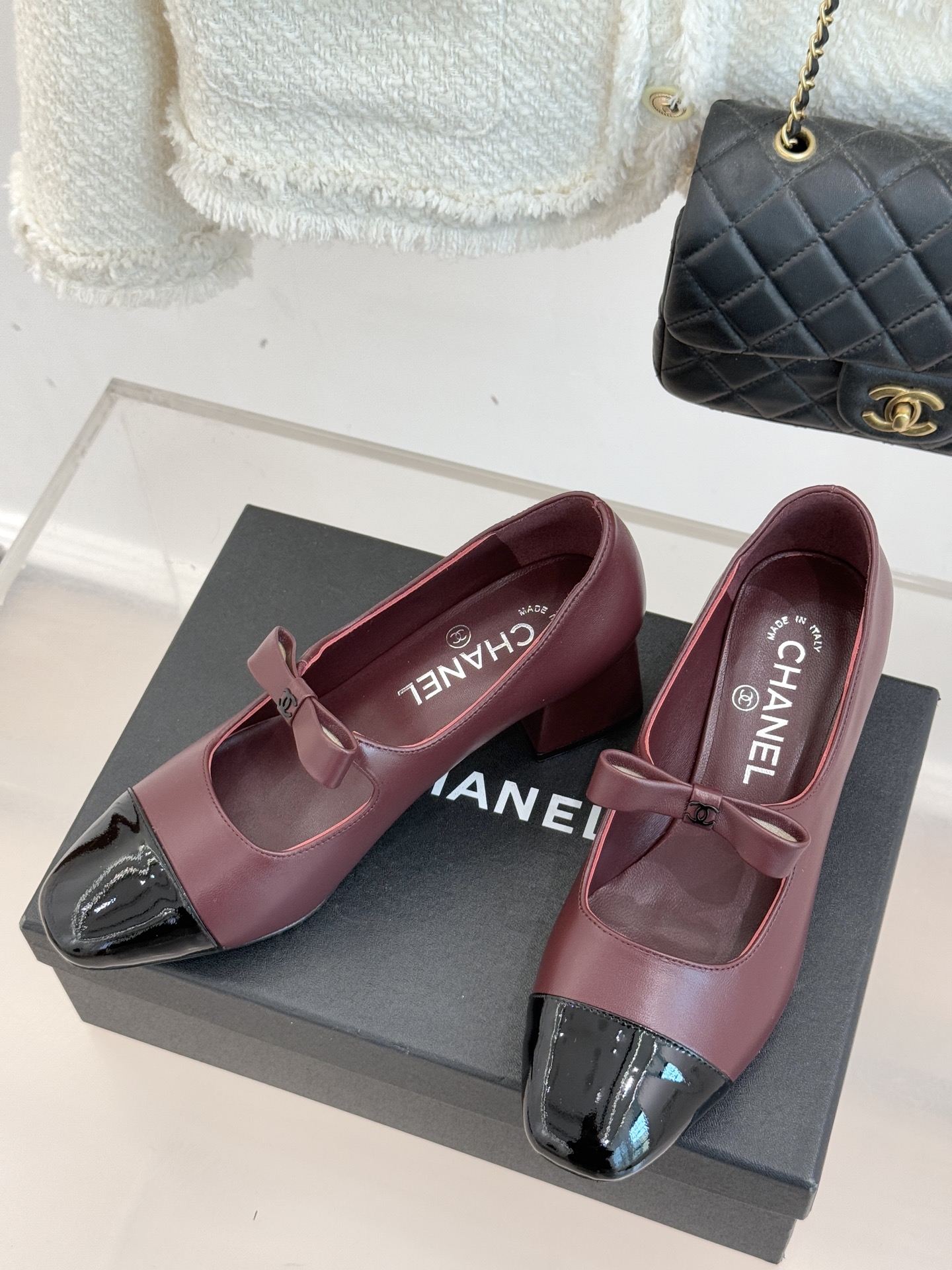 CHANE*｜小香25。新品双C蝴蝶结玛丽珍鞋是藏在鞋履里的优雅密码。标志性双C装饰与蝴蝶结拼色碰撞出灵