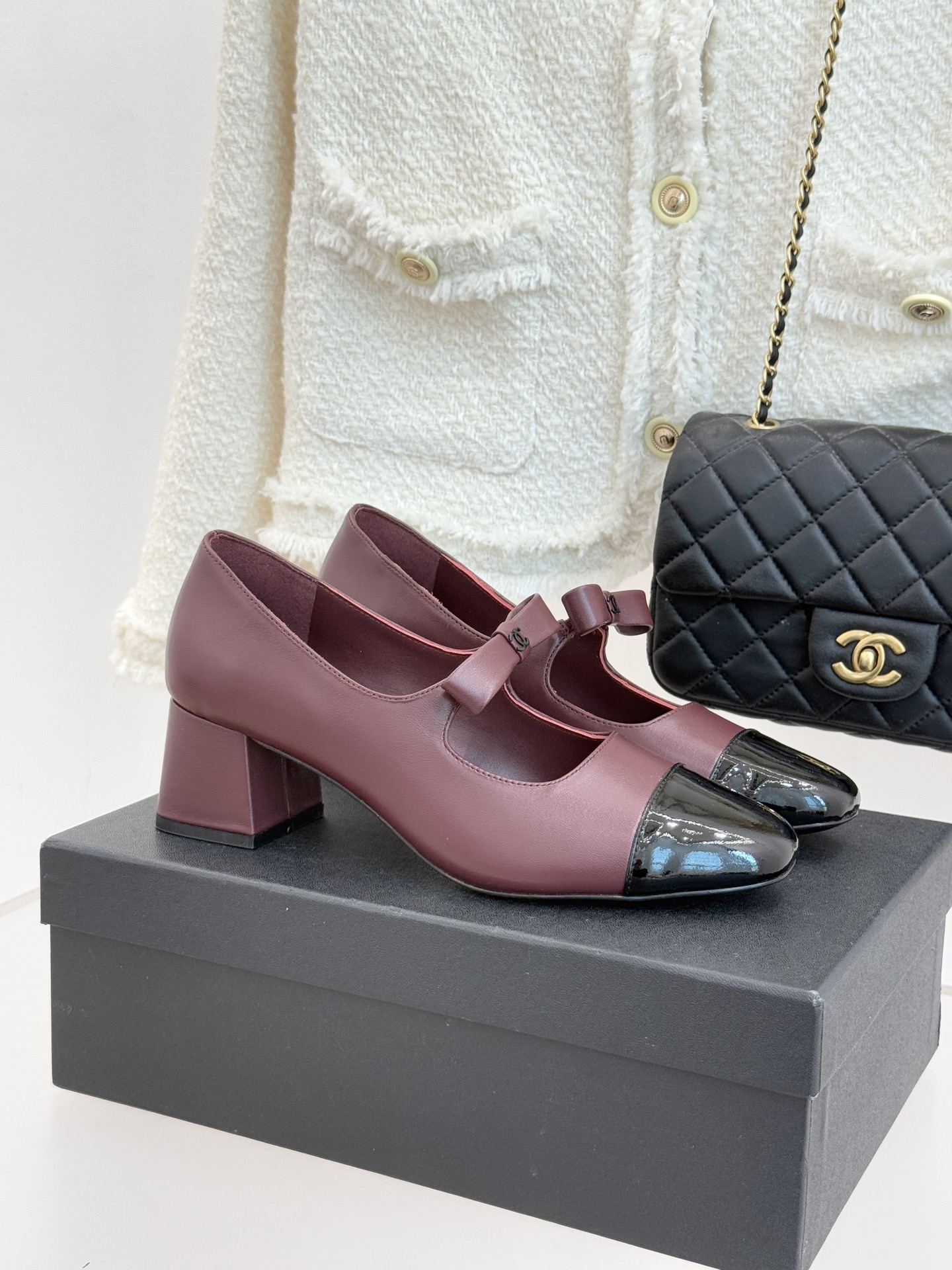 CHANE*｜小香25。新品双C蝴蝶结玛丽珍鞋是藏在鞋履里的优雅密码。标志性双C装饰与蝴蝶结拼色碰撞出灵