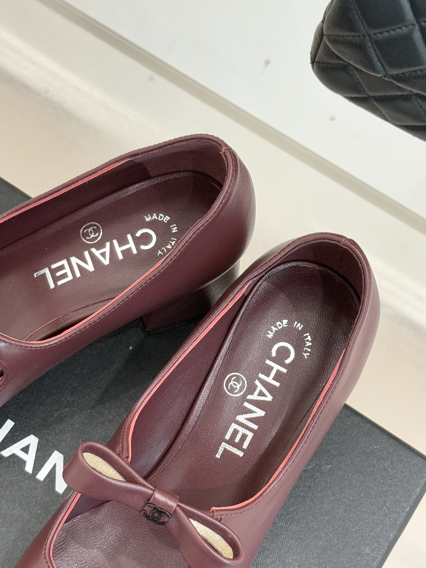 CHANE*｜小香25。新品双C蝴蝶结玛丽珍鞋是藏在鞋履里的优雅密码。标志性双C装饰与蝴蝶结拼色碰撞出灵