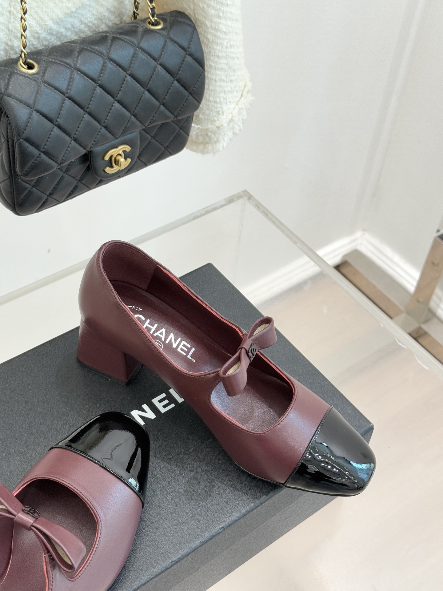 CHANE*｜小香25。新品双C蝴蝶结玛丽珍鞋是藏在鞋履里的优雅密码。标志性双C装饰与蝴蝶结拼色碰撞出灵