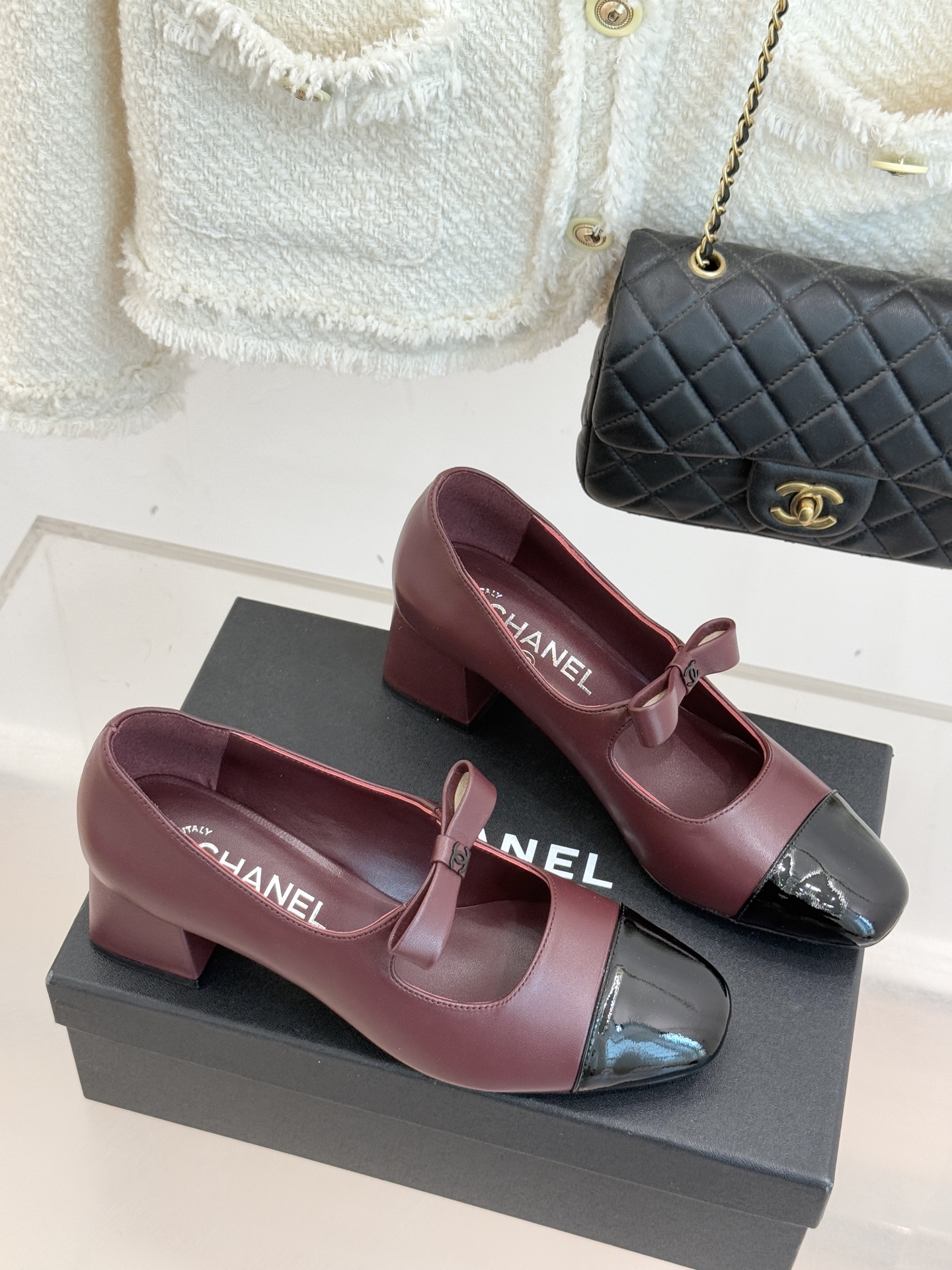 CHANE*｜小香25。新品双C蝴蝶结玛丽珍鞋是藏在鞋履里的优雅密码。标志性双C装饰与蝴蝶结拼色碰撞出灵