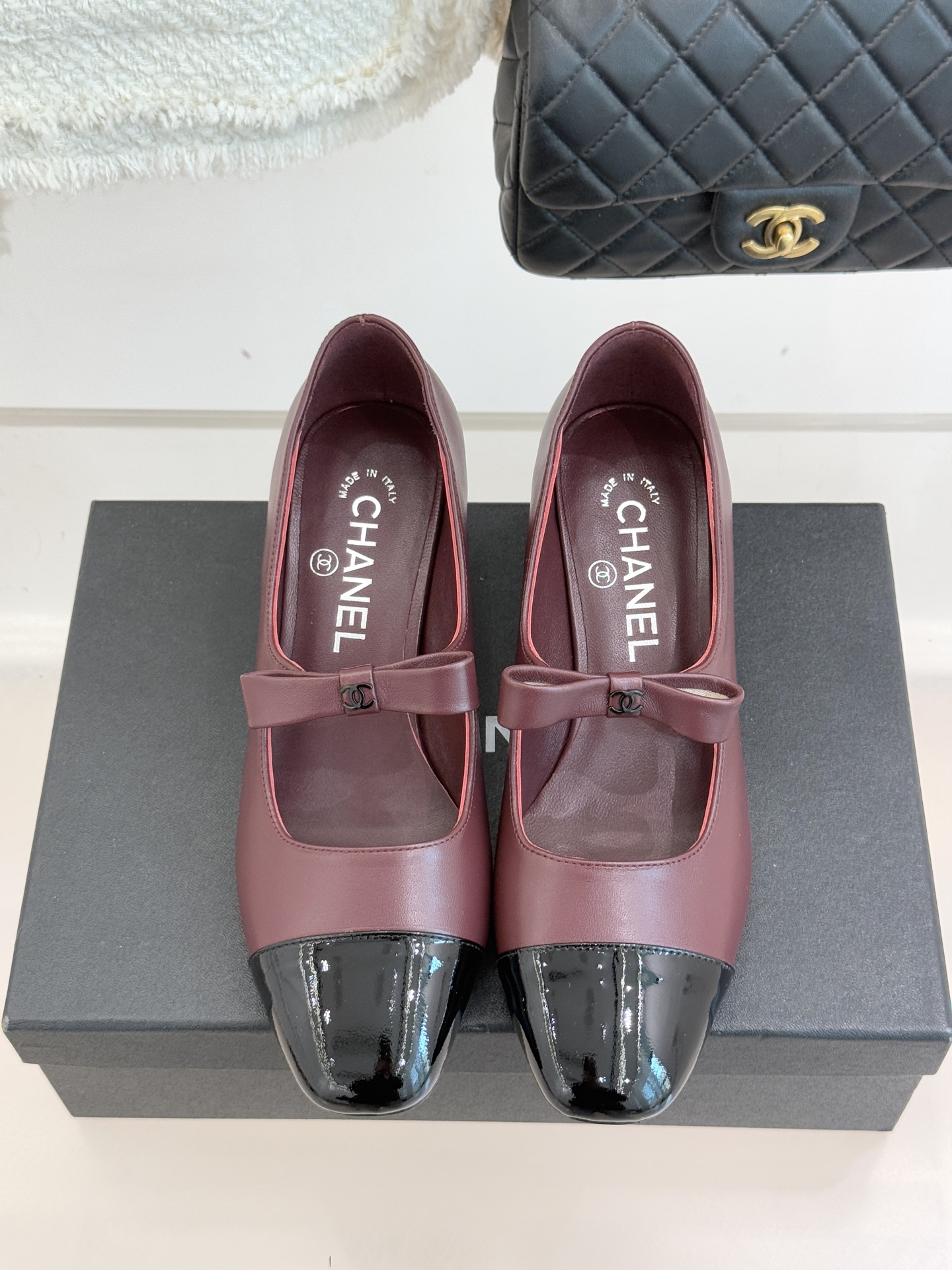 CHANE*｜小香25。新品双C蝴蝶结玛丽珍鞋是藏在鞋履里的优雅密码。标志性双C装饰与蝴蝶结拼色碰撞出灵