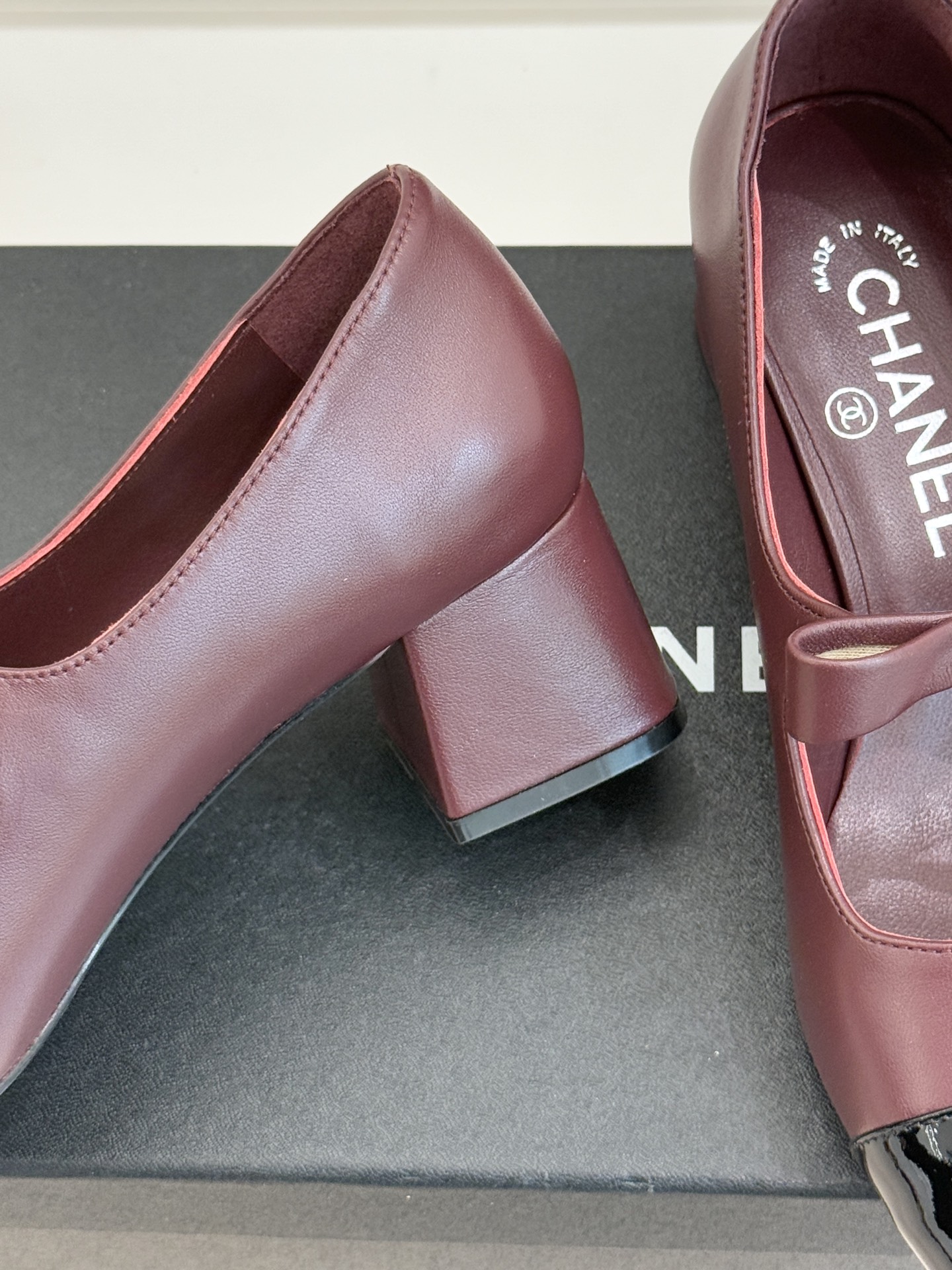 CHANE*｜小香25。新品双C蝴蝶结玛丽珍鞋是藏在鞋履里的优雅密码。标志性双C装饰与蝴蝶结拼色碰撞出灵