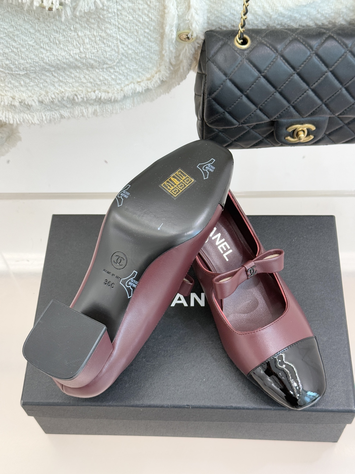 CHANE*｜小香25。新品双C蝴蝶结玛丽珍鞋是藏在鞋履里的优雅密码。标志性双C装饰与蝴蝶结拼色碰撞出灵