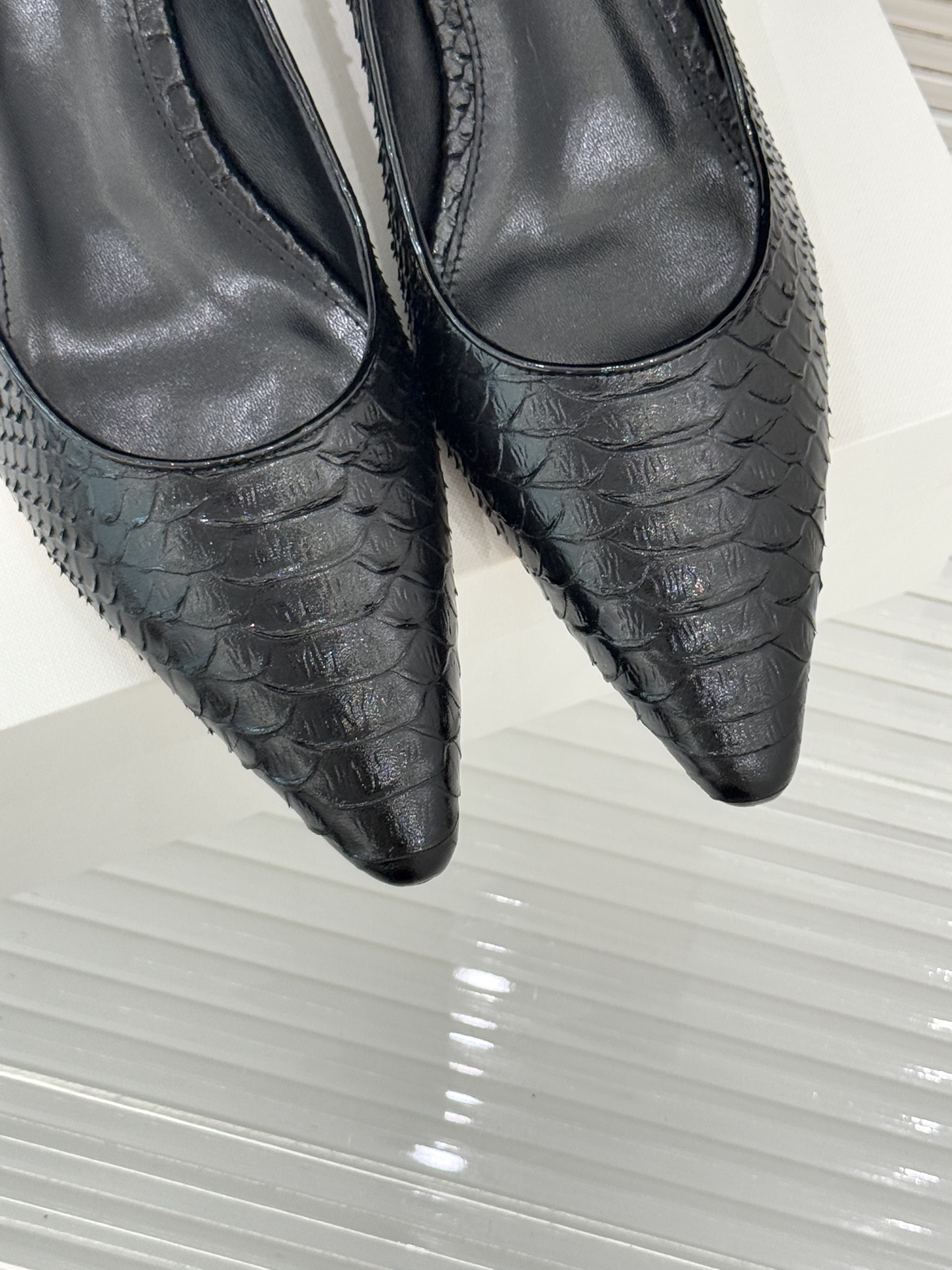 The Row25WF新品蛇皮纹猫跟高跟鞋单鞋这款鞋以细腻纹路勾勒野性优雅低奢猫跟平衡气场与舒适单鞋设计