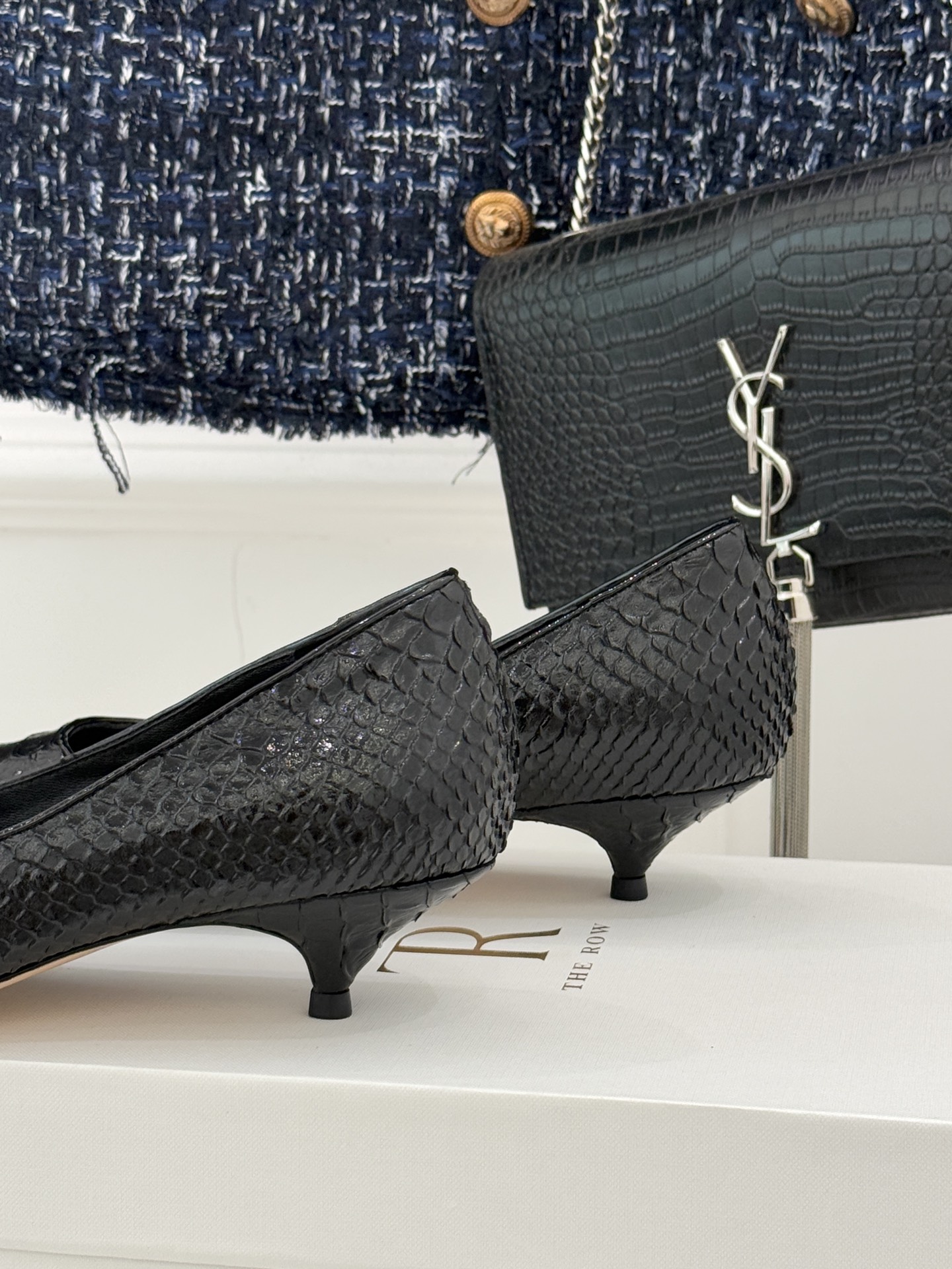 The Row25WF新品蛇皮纹猫跟高跟鞋单鞋这款鞋以细腻纹路勾勒野性优雅低奢猫跟平衡气场与舒适单鞋设计