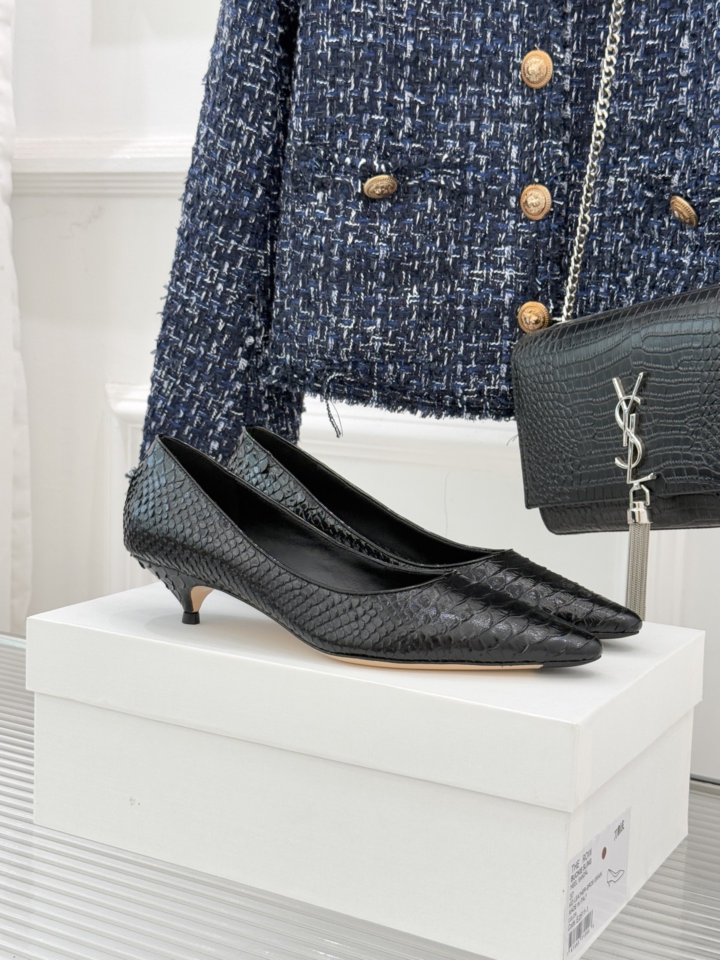 The Row25WF新品蛇皮纹猫跟高跟鞋单鞋这款鞋以细腻纹路勾勒野性优雅低奢猫跟平衡气场与舒适单鞋设计