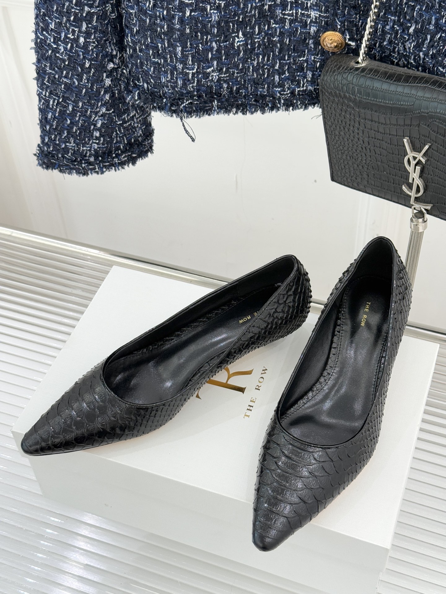 The Row25WF新品蛇皮纹猫跟高跟鞋单鞋这款鞋以细腻纹路勾勒野性优雅低奢猫跟平衡气场与舒适单鞋设计