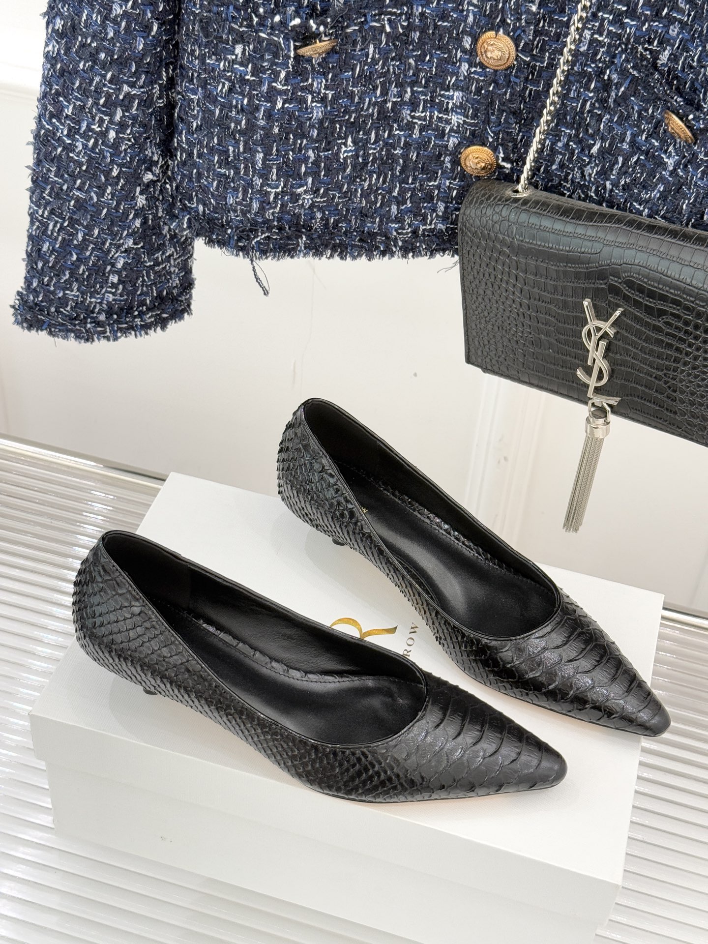 The Row25WF新品蛇皮纹猫跟高跟鞋单鞋这款鞋以细腻纹路勾勒野性优雅低奢猫跟平衡气场与舒适单鞋设计