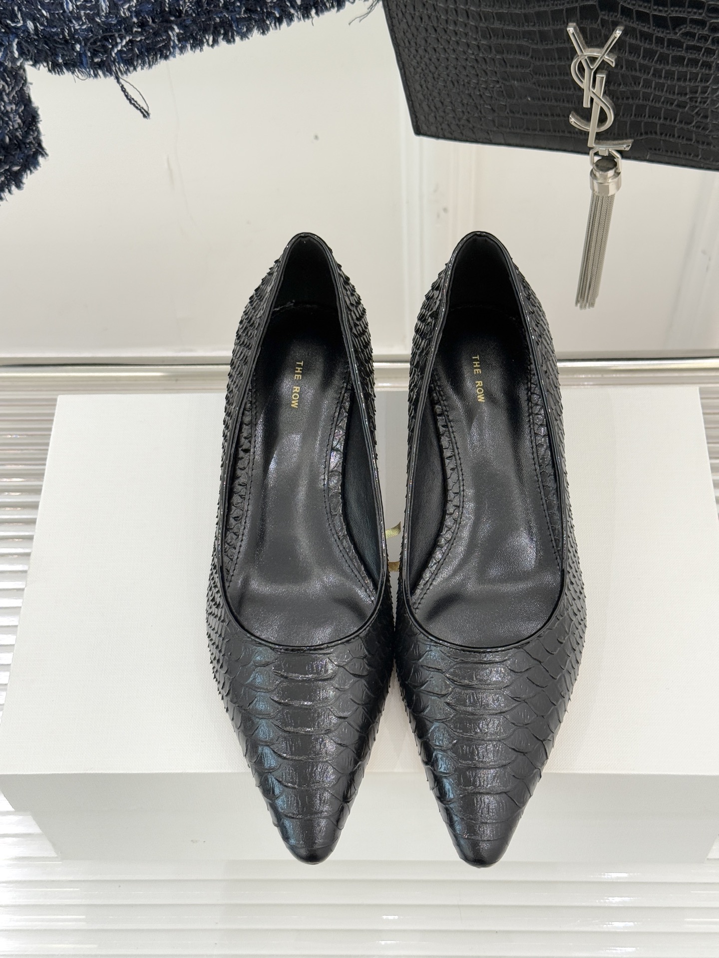 The Row25WF新品蛇皮纹猫跟高跟鞋单鞋这款鞋以细腻纹路勾勒野性优雅低奢猫跟平衡气场与舒适单鞋设计