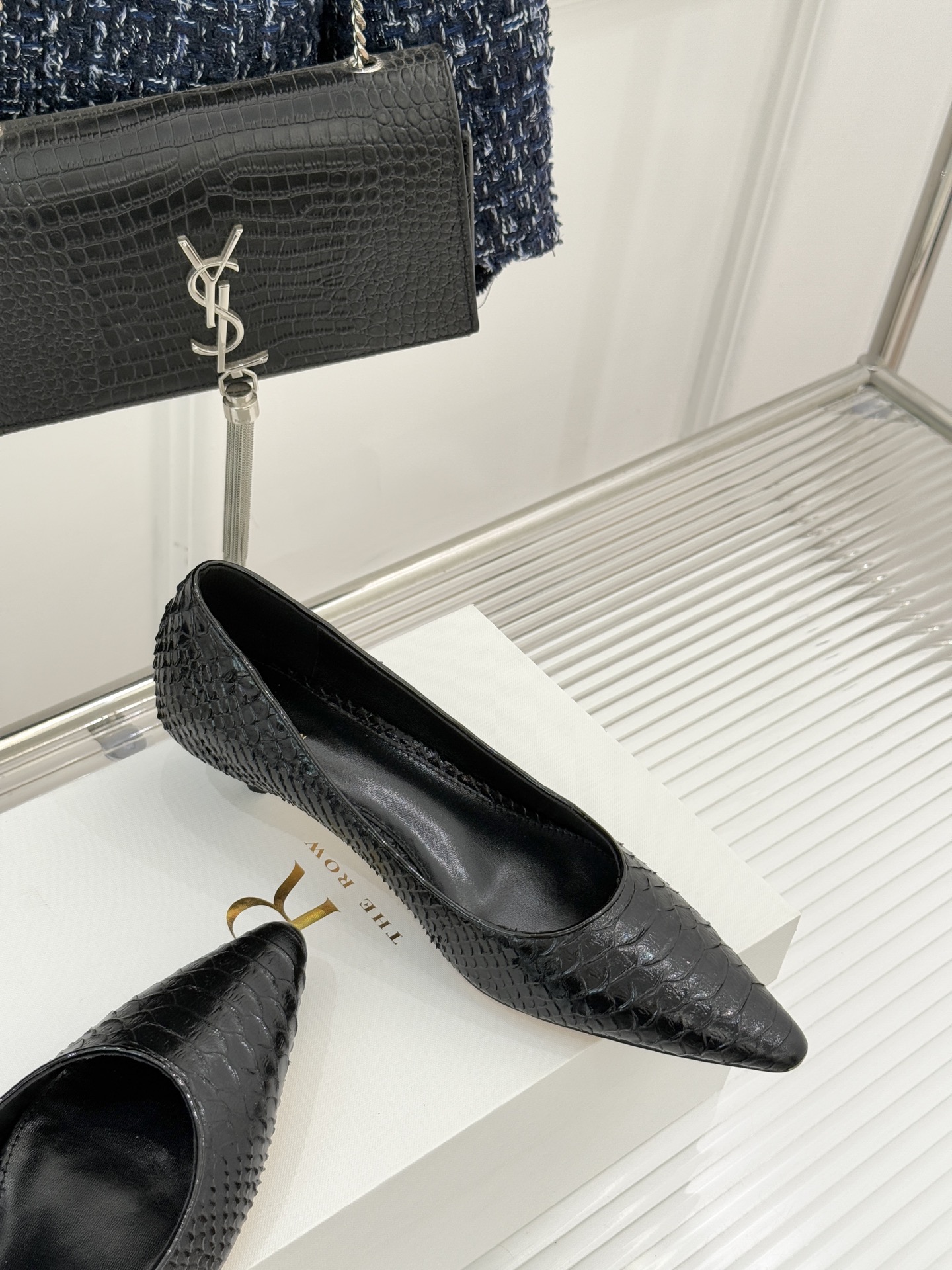 The Row25WF新品蛇皮纹猫跟高跟鞋单鞋这款鞋以细腻纹路勾勒野性优雅低奢猫跟平衡气场与舒适单鞋设计