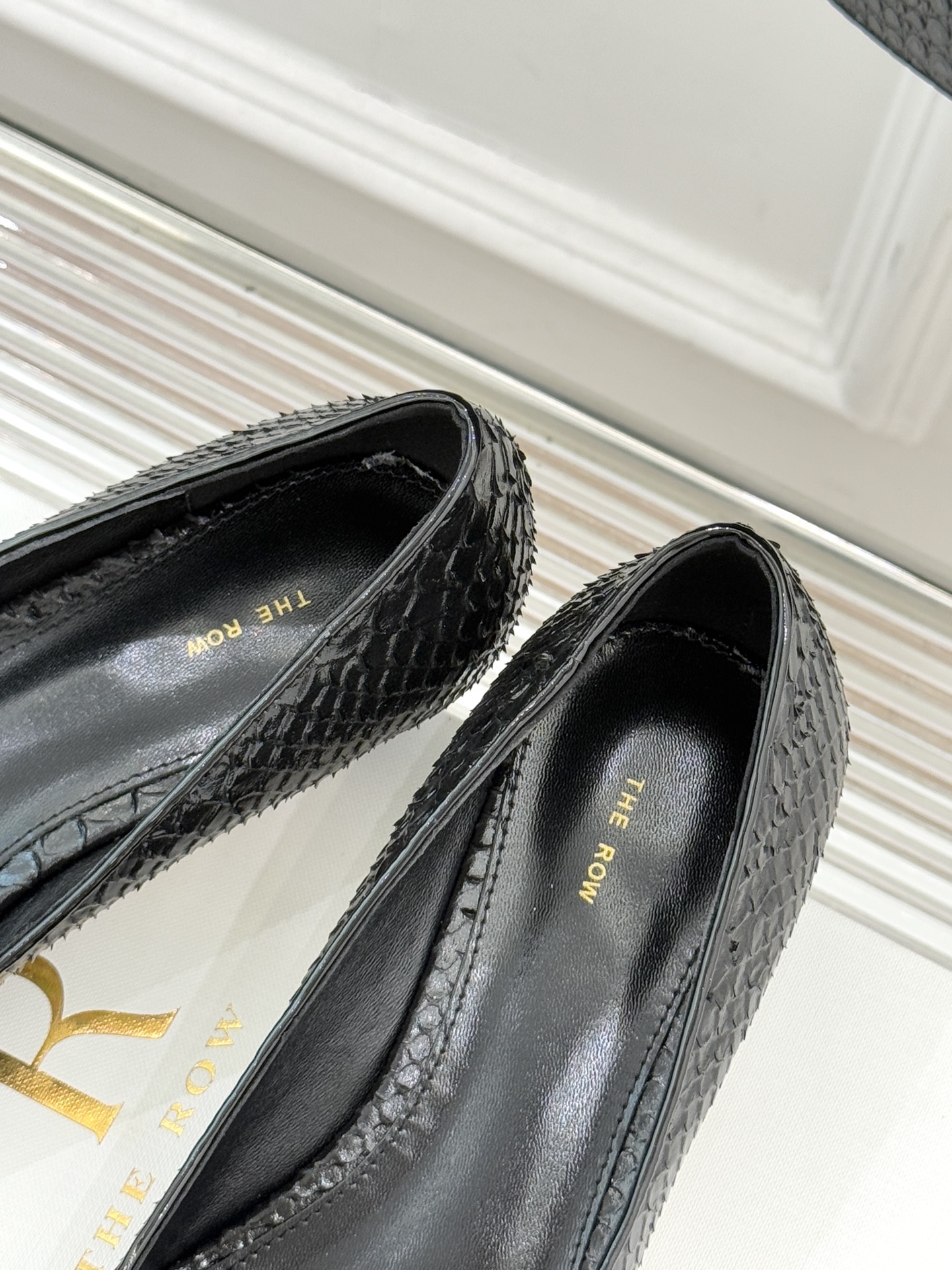 The Row25WF新品蛇皮纹猫跟高跟鞋单鞋这款鞋以细腻纹路勾勒野性优雅低奢猫跟平衡气场与舒适单鞋设计